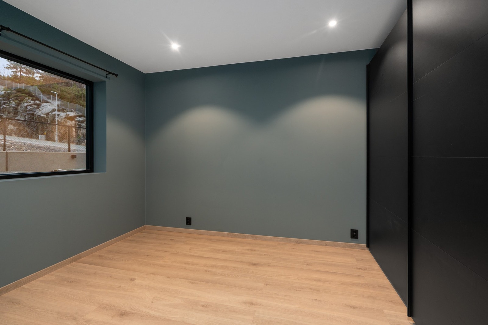 Her har du også en romslig skyvedørsgarderobe Galleribilde