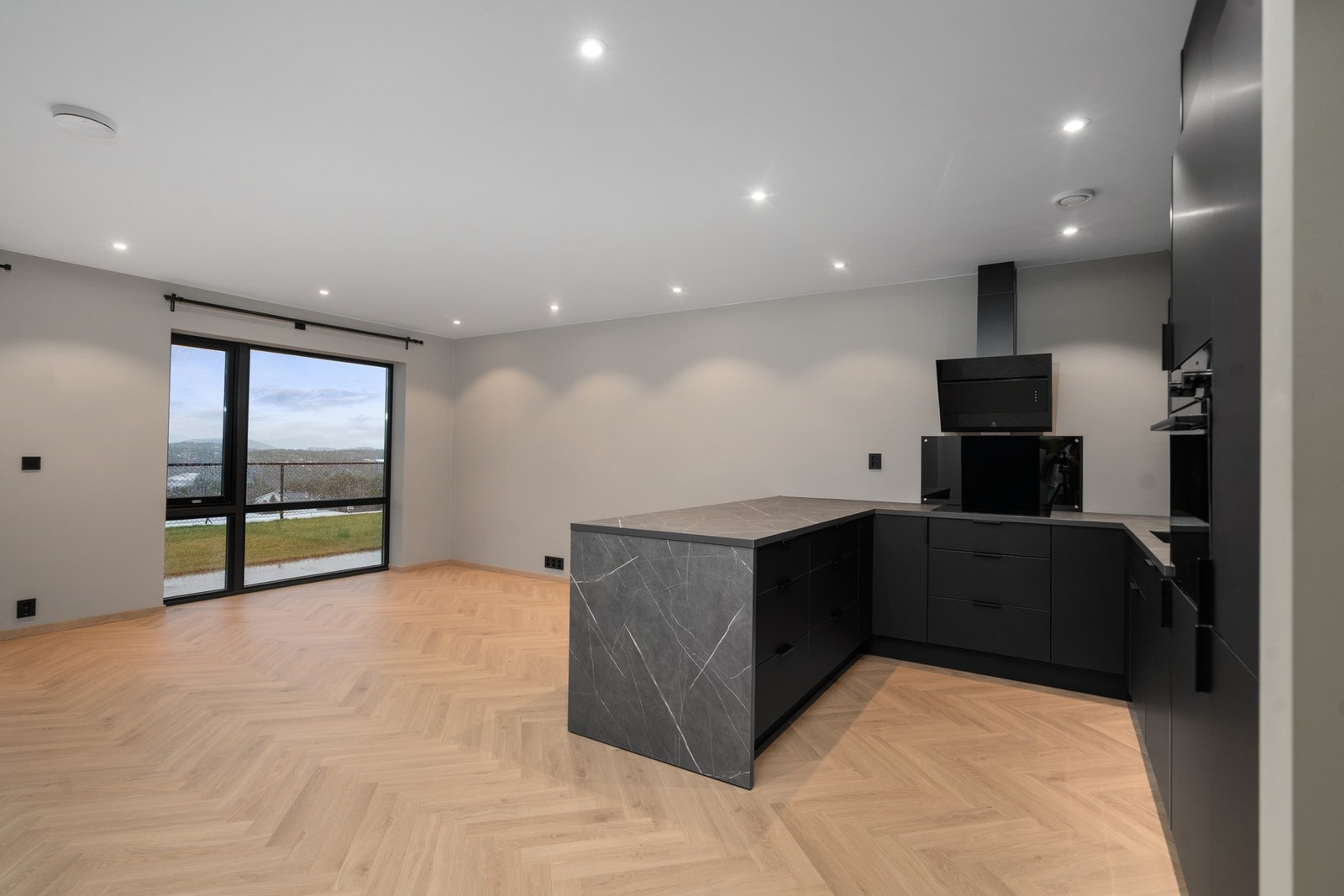 Åpen stue kjøkken løsning for de sosiale samlingene Galleribilde