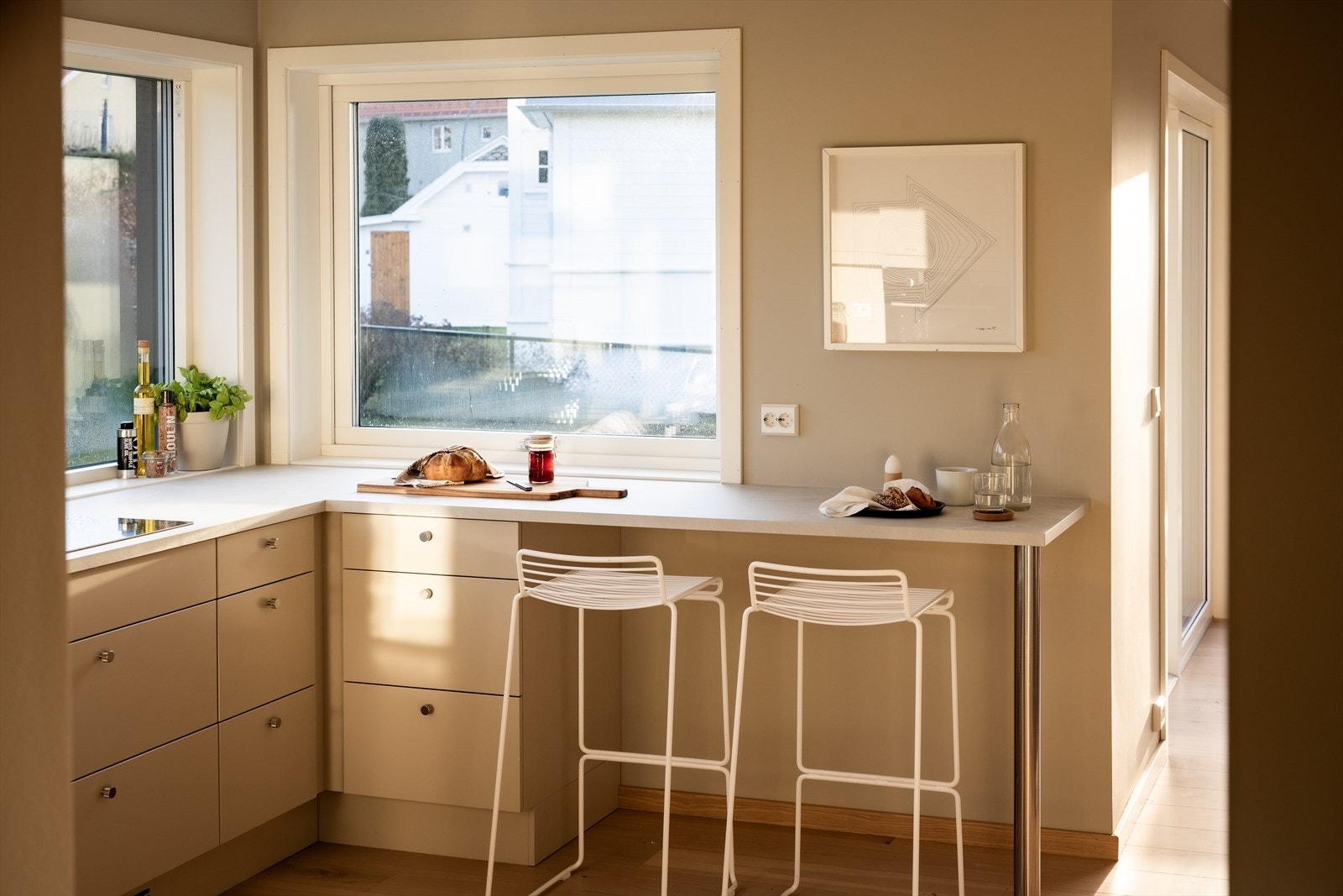 Det er integrerte hvitevarer, inkludert oppvaskmaskin, komfyr, platetopp med avtrekksvifte integrert i platetoppen, og kombiskap med kjøl og fryser. Galleribilde