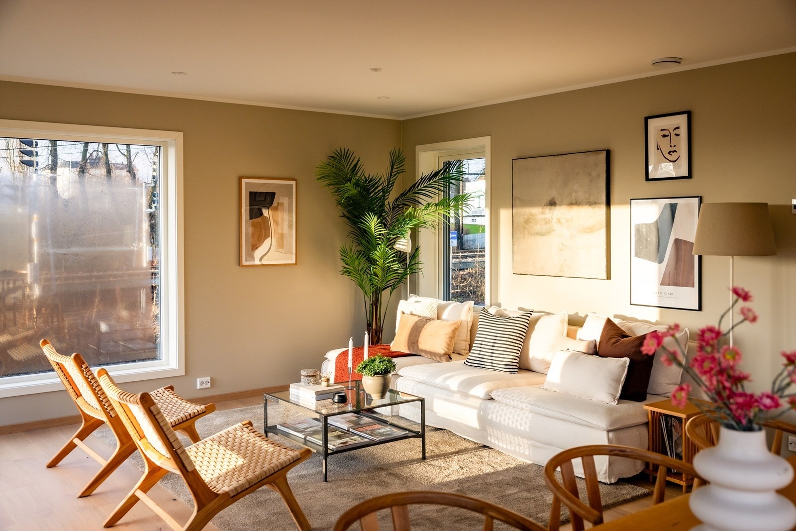 Leiligheten inneholder blandt annet 3 gode soverom, to bad og separat vaskerom. Galleribilde