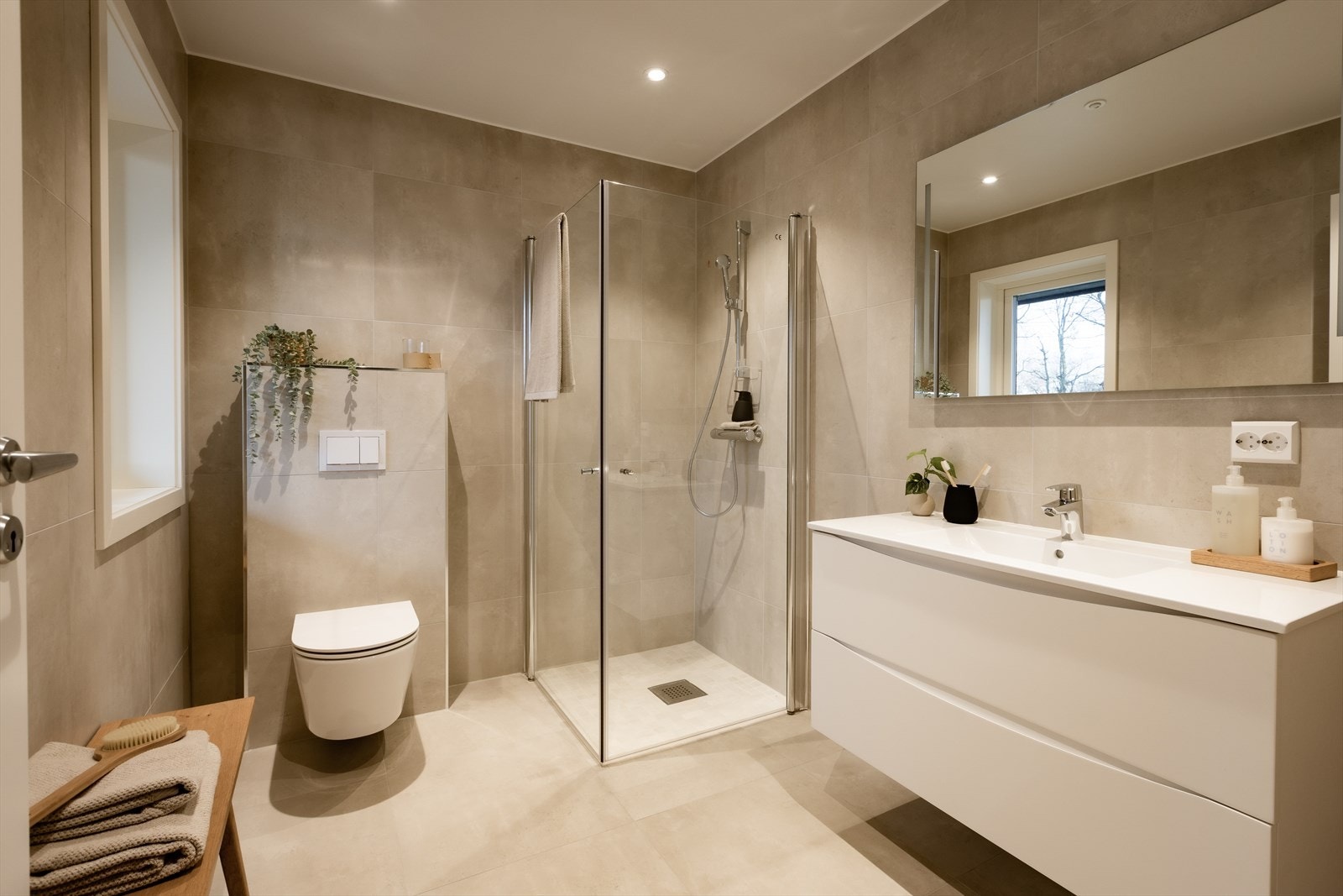 Baderom I er utstyrt med et servantskap med skuffer og en heldekkende servant med ettgreps blandebatteri. Over servanten
er det et speil med integrert lys. Galleribilde