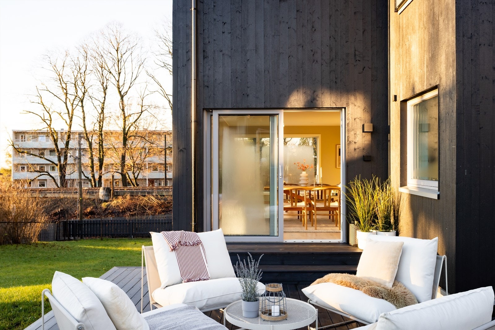 Her er det rikelig med plass til lange sommerdager, utemøbler, grill og hyggelige kvelder med venner og familie. Galleribilde