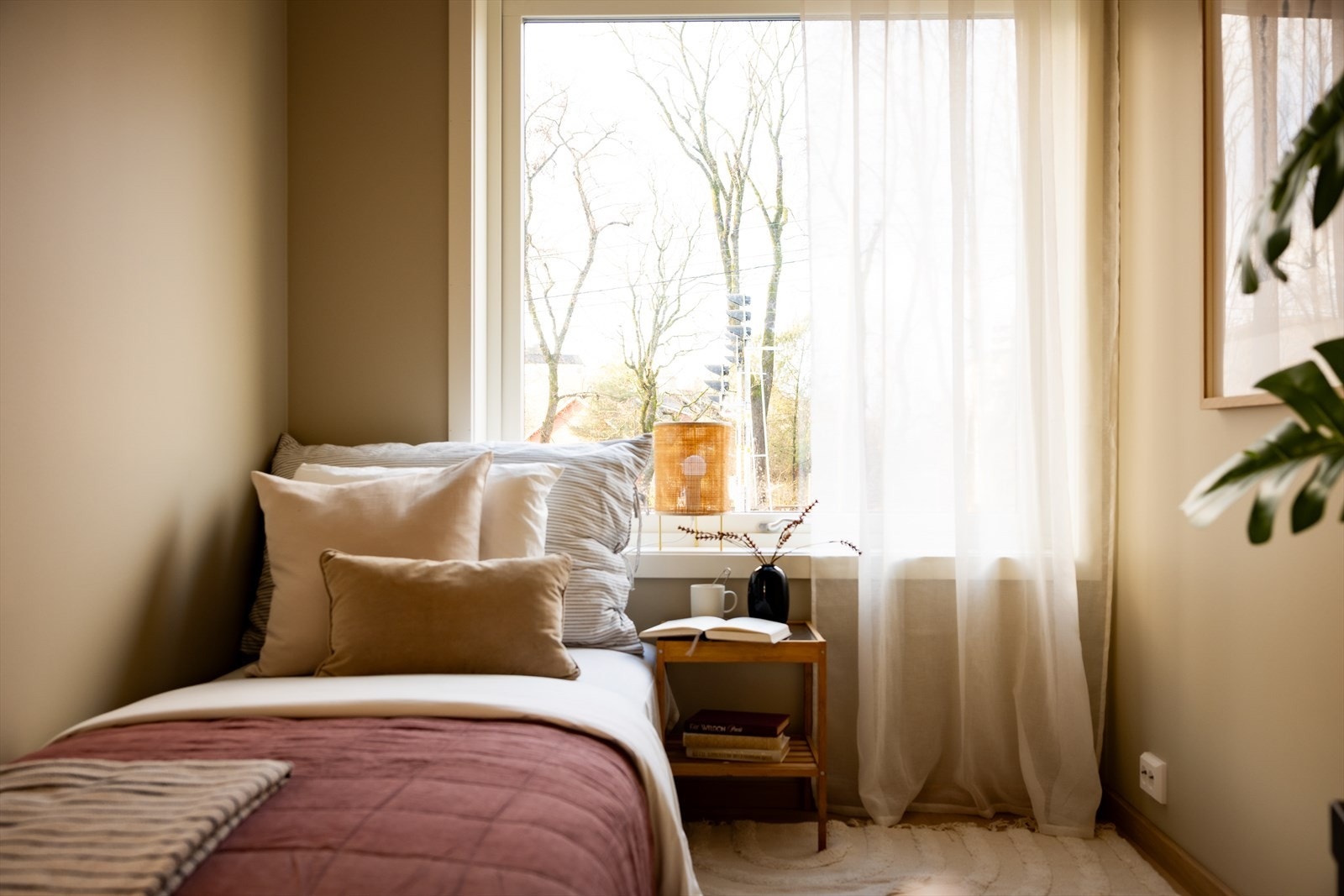 Soverom II er også av god størrelse og er malt i delikate fargevalg. Galleribilde