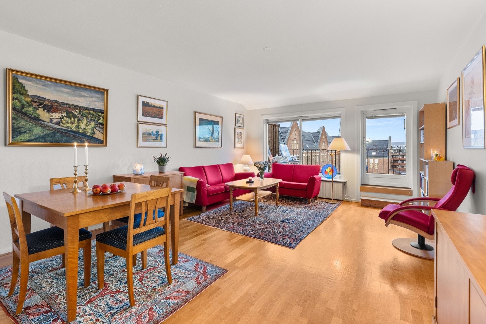 Fra stuen er det direkte utgang til stor terrasse. Høyt og fritt beliggende med hyggelig utsikt. Galleribilde