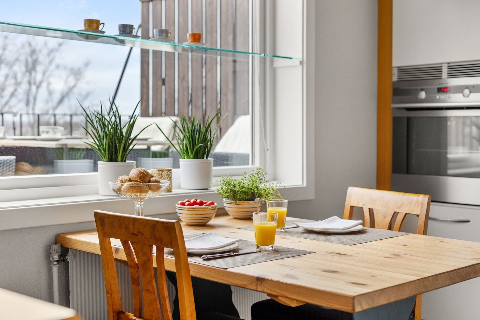 Hyggelig spiseplass på kjøkkenet hvor man kan samles til hverdagsmåltider og morgenkaffe. Galleribilde