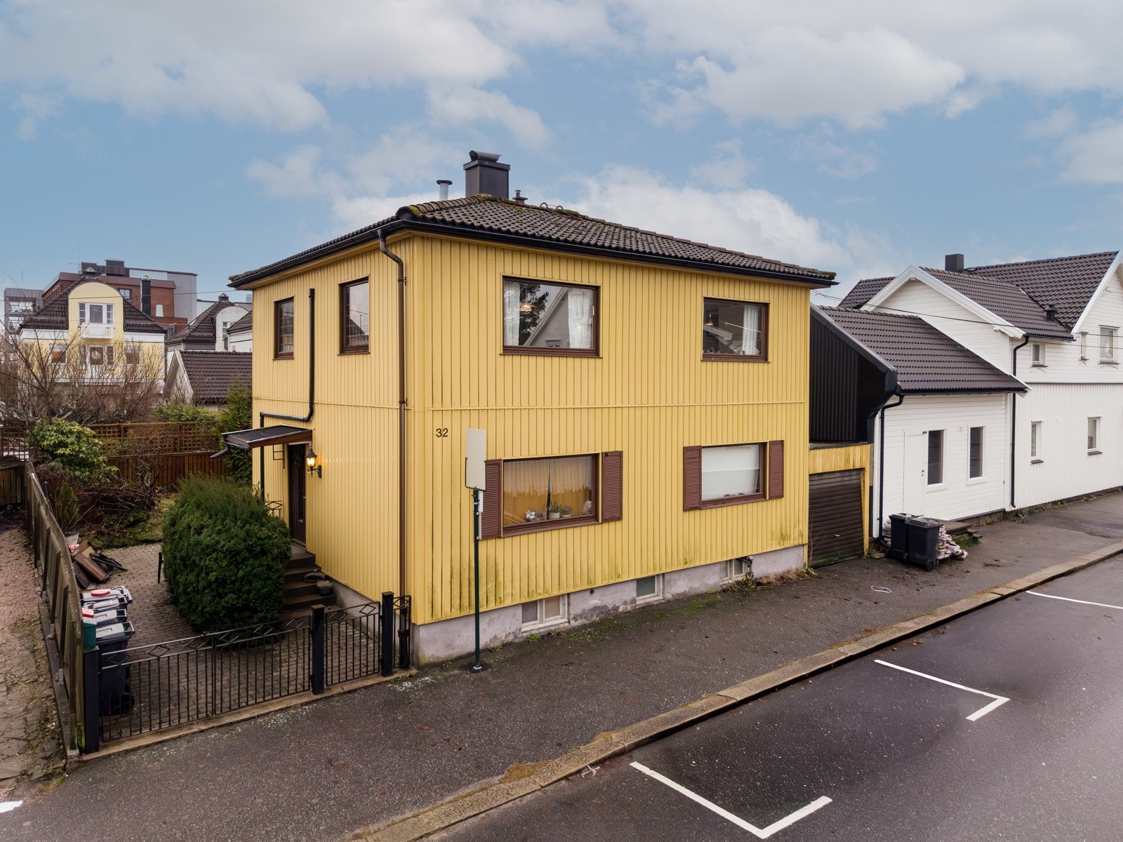 Boligen har to etasjer + uutnyttet kjellerareal. Galleribilde