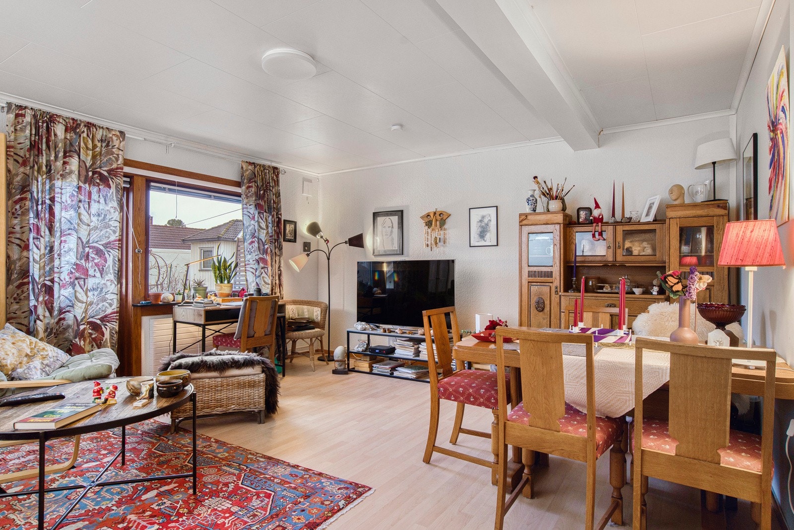 Stue i 2. etasje er lys og romslig. Galleribilde