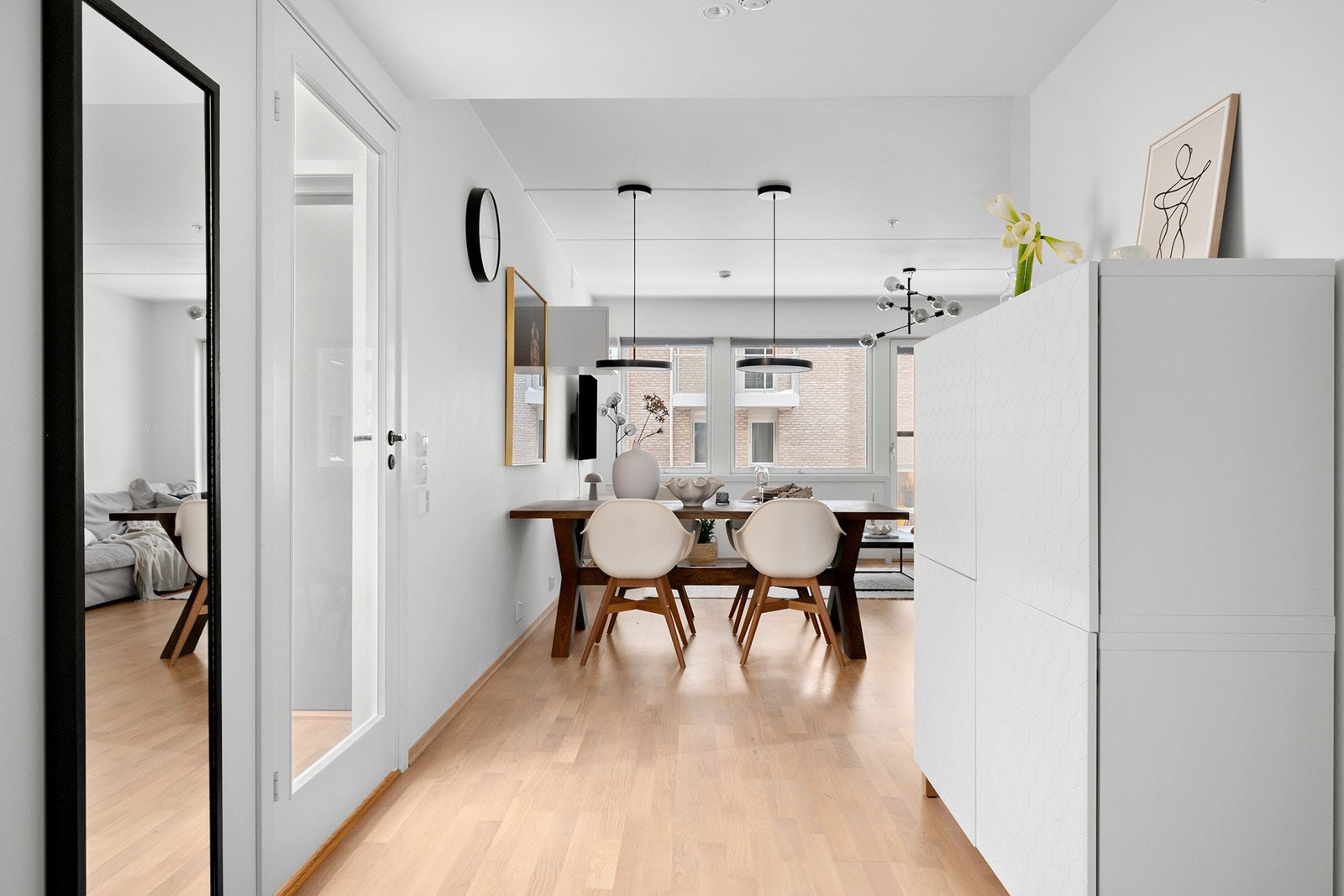 Mellomgang med plass til skap. Galleribilde