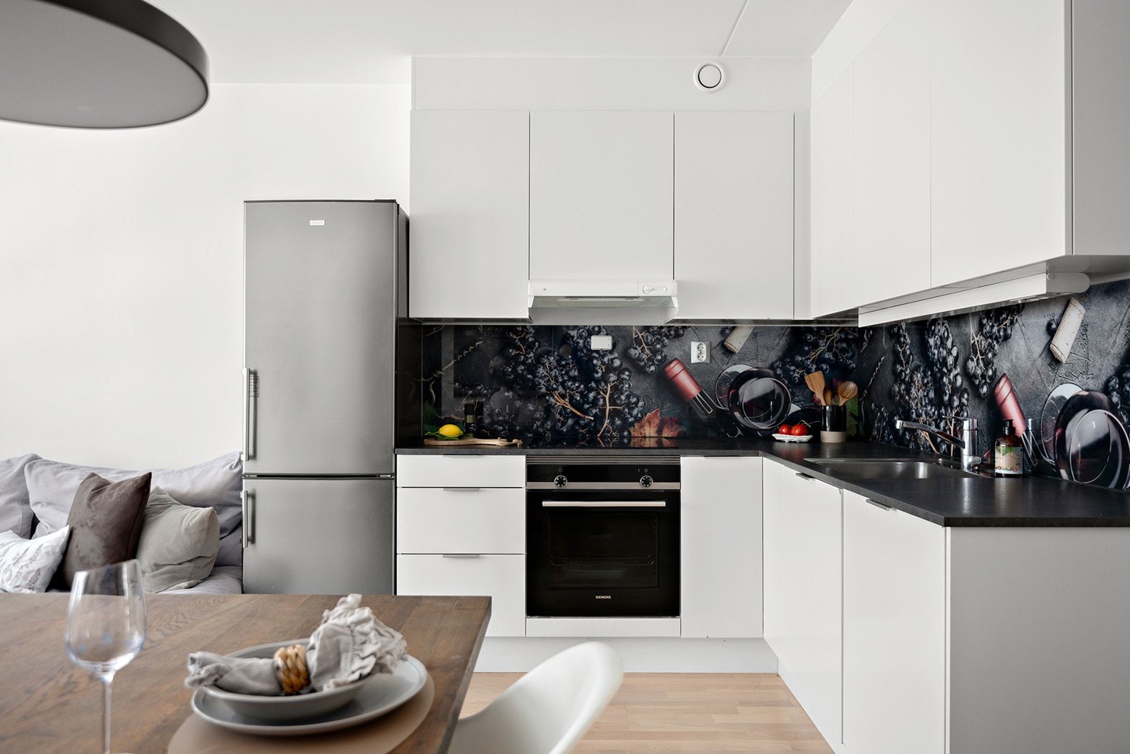 God plass i skap -og skuffer. Integrert stekeovn, induksjonstopp og oppvaskmaskin. Galleribilde