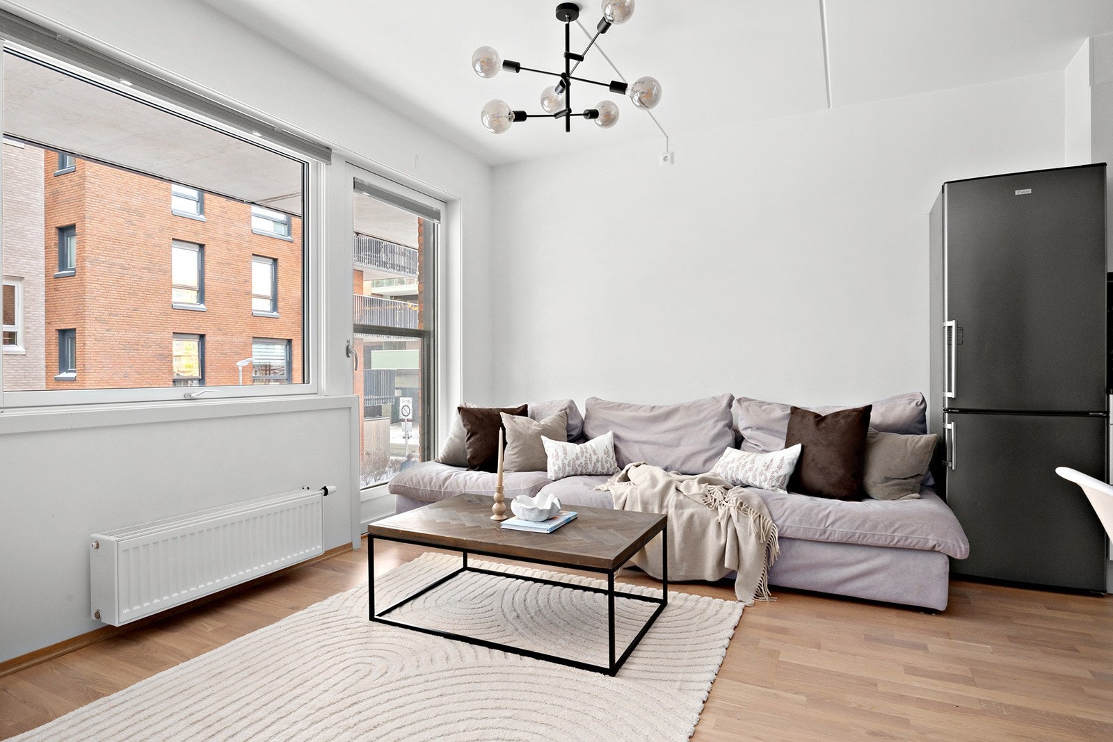 Rommet har store vindusoverflater som slipper inn rikelig med naturlig lys. Galleribilde