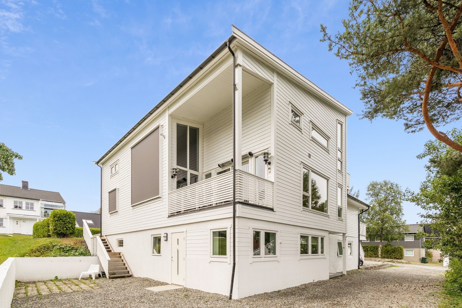 Leiligheten ligger på bakkeplan, med egen inngang Galleribilde