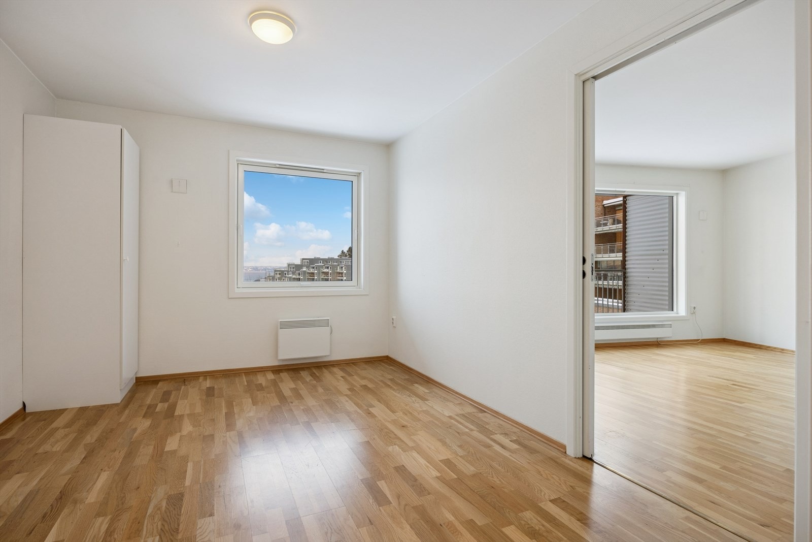 Parkettgulv og slettmalte vegger gir et rent uttrykk i rommet. Galleribilde