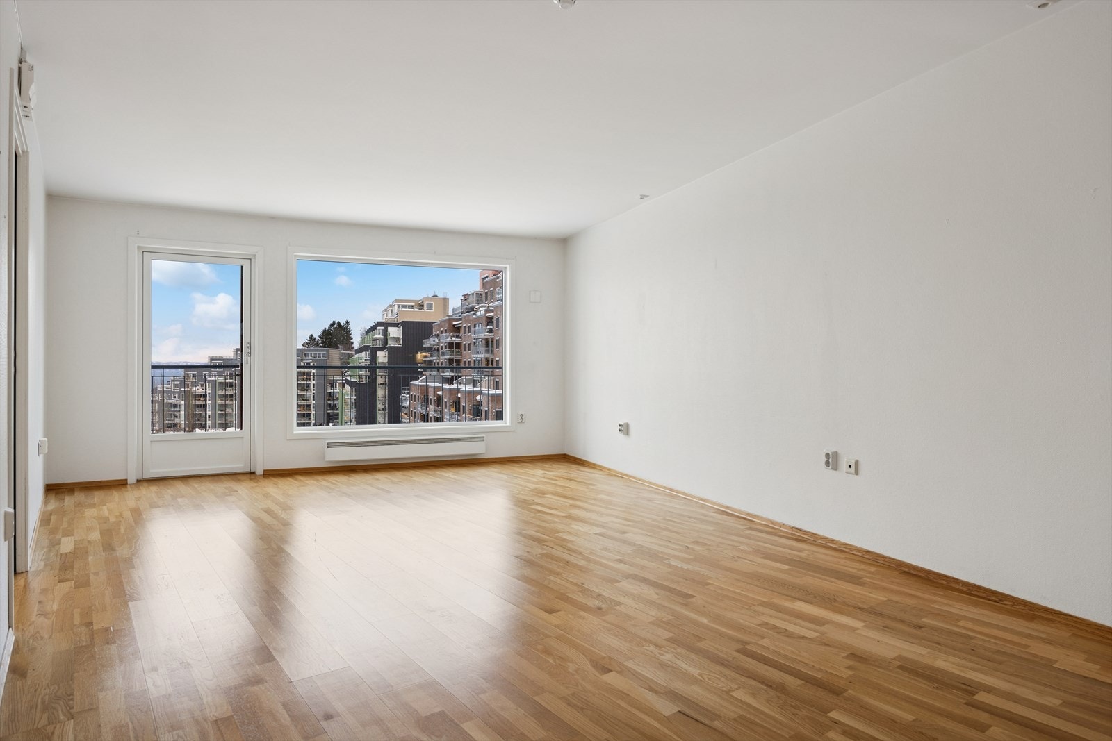 Store vinduer gir rikelig med naturlig lys i stuen. Galleribilde