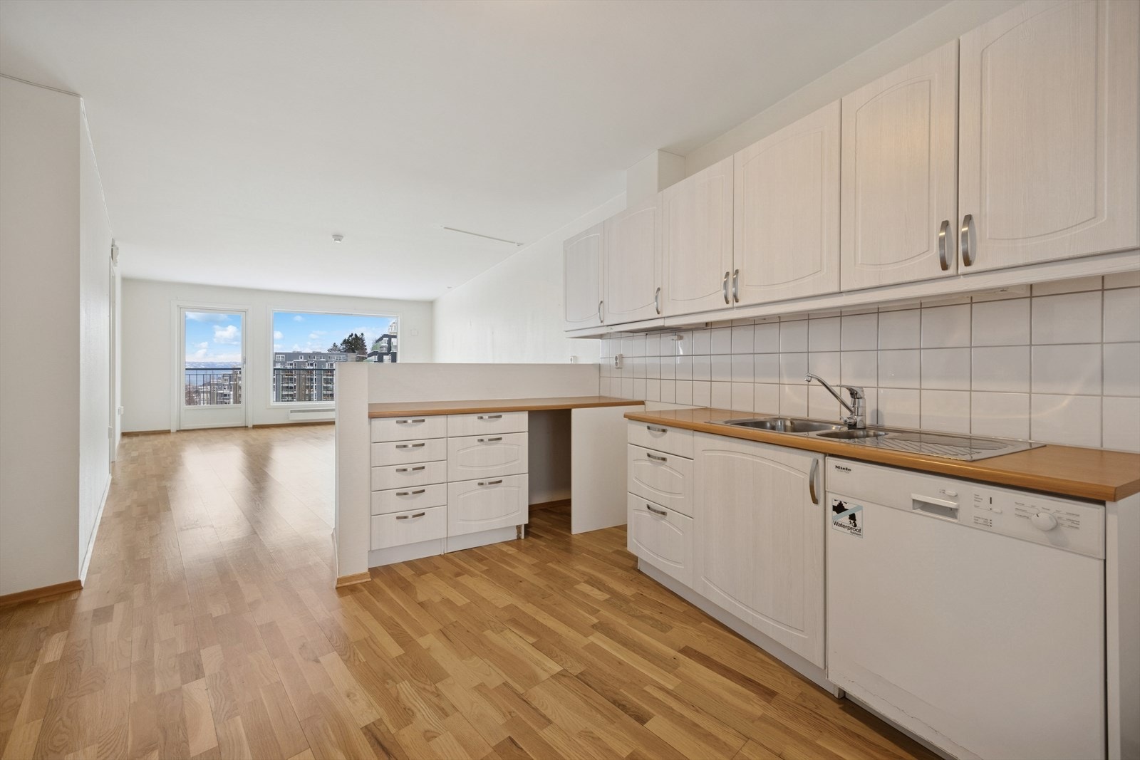 Kjøkkenet har profilerte fronter og laminat benkeplate, med mekanisk avtrekk over stekesonen. Galleribilde