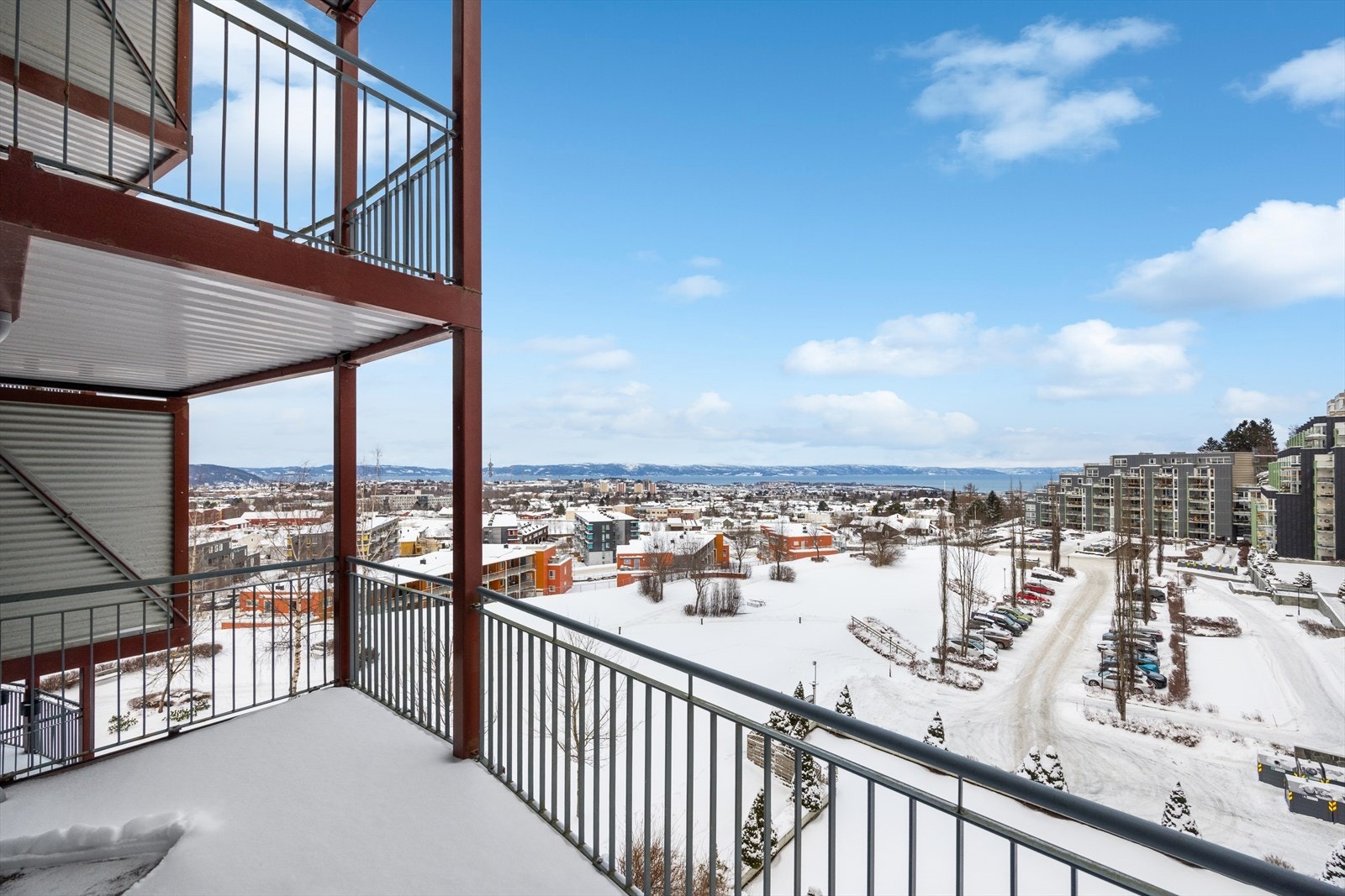 Balkongen tilbyr utsikt over landskapet og omkringliggende bygninger. Galleribilde