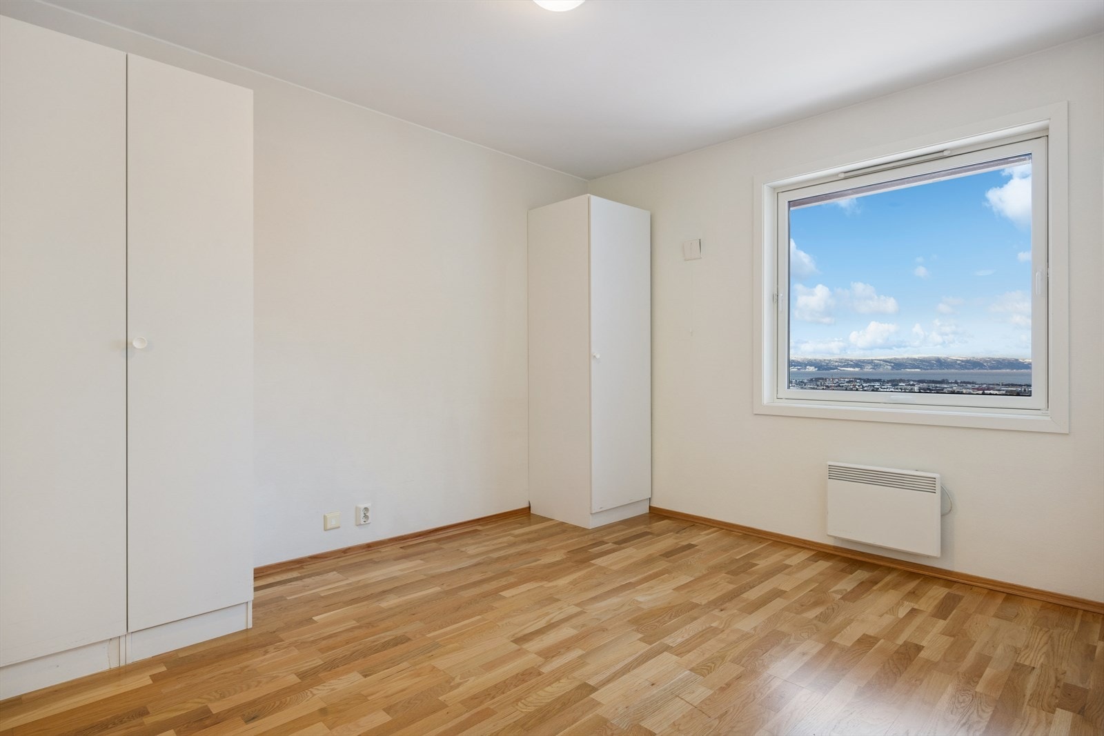 Rommet har garderobeskap og panelovn som sikrer oppvarming. Galleribilde