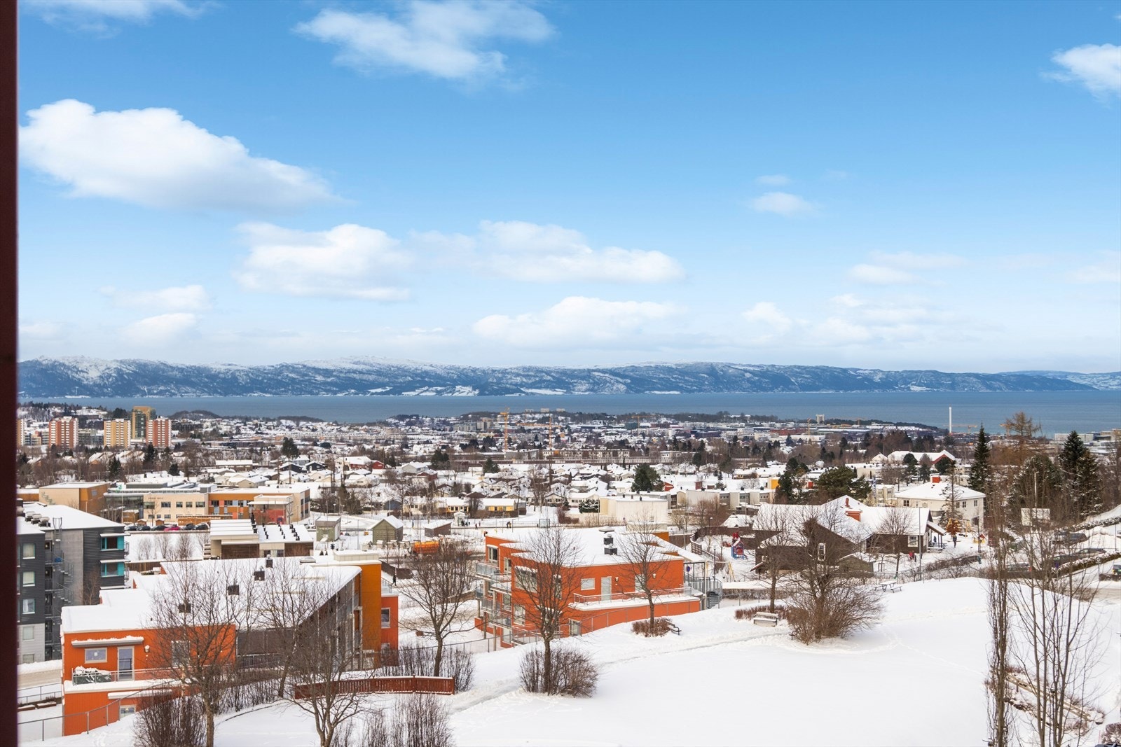 DnB Eiendom ønsker deg velkommen til denne utsikten fra femte etasje i Brit Grytbaks Veg 14 på Bergheim! Galleribilde