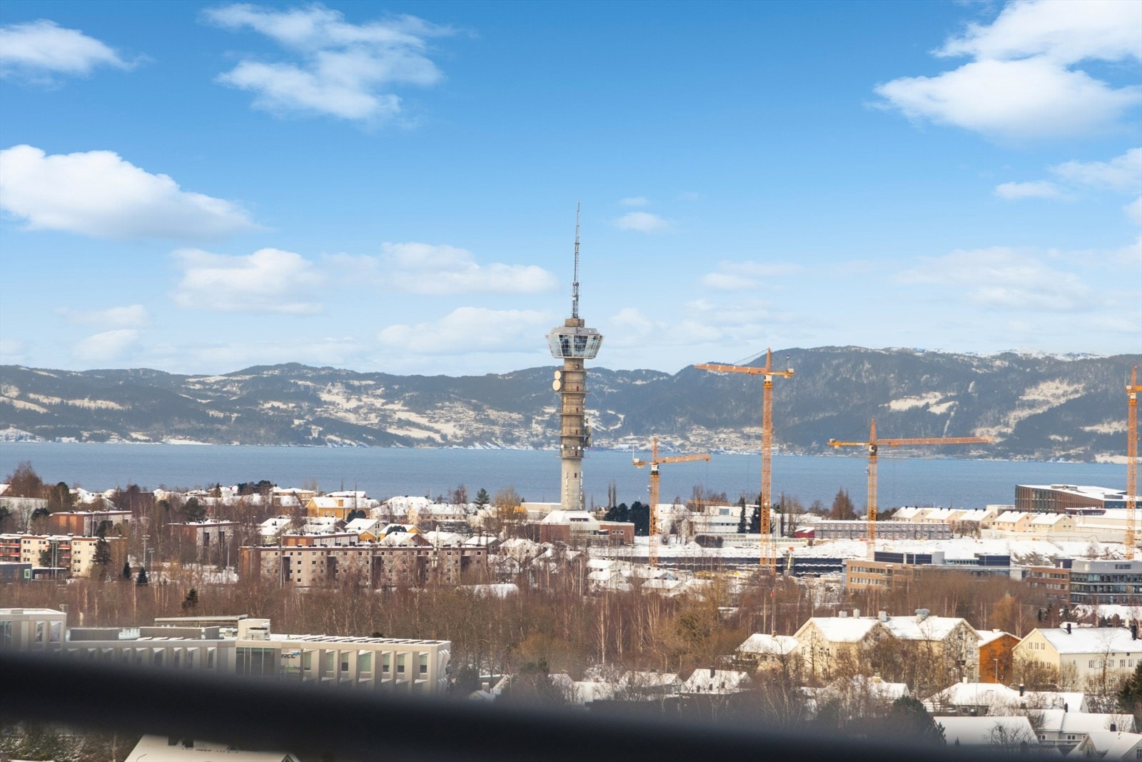 Utsikt mot fjorden gir et naturskjønt bakteppe til boligen. Galleribilde