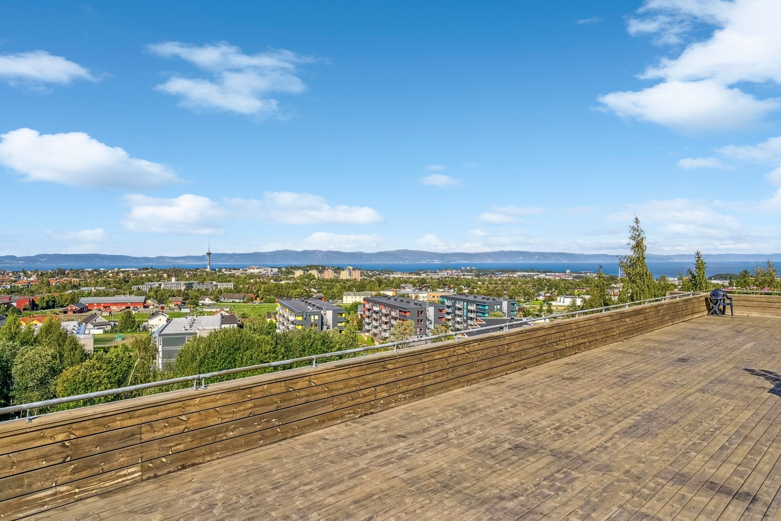 Fra takterrassen er det vidstrakt utsyn over nærområdet og fjorden. Galleribilde