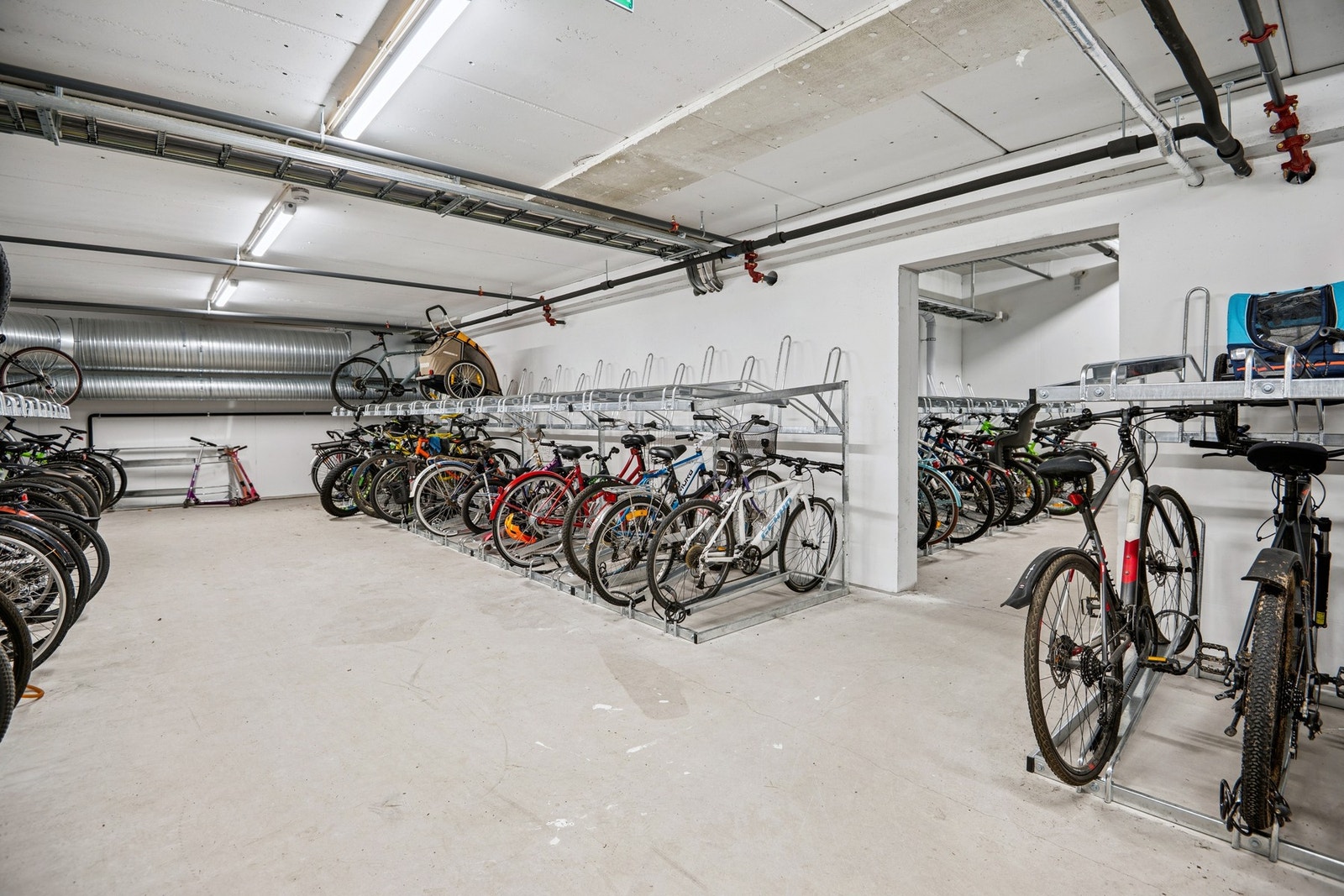 I kjelleretasjen er det felles sykkelparkering. Galleribilde