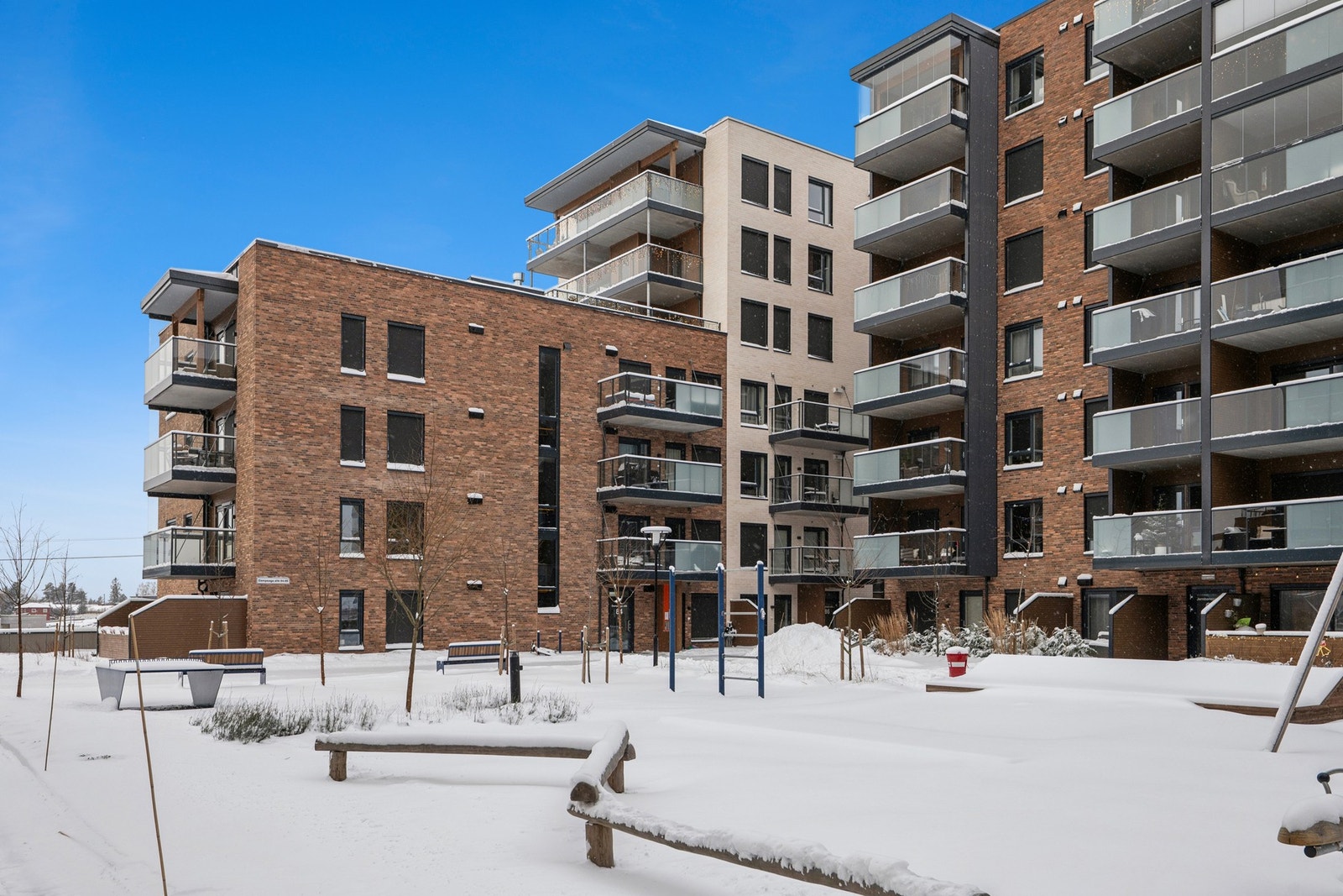 Leiligheten ligger i et veletablert og attraktivt område på Jessheim øst. Her bor du sentralt med kun få minutters gange til det Jessheim sentrum har å by på. Galleribilde