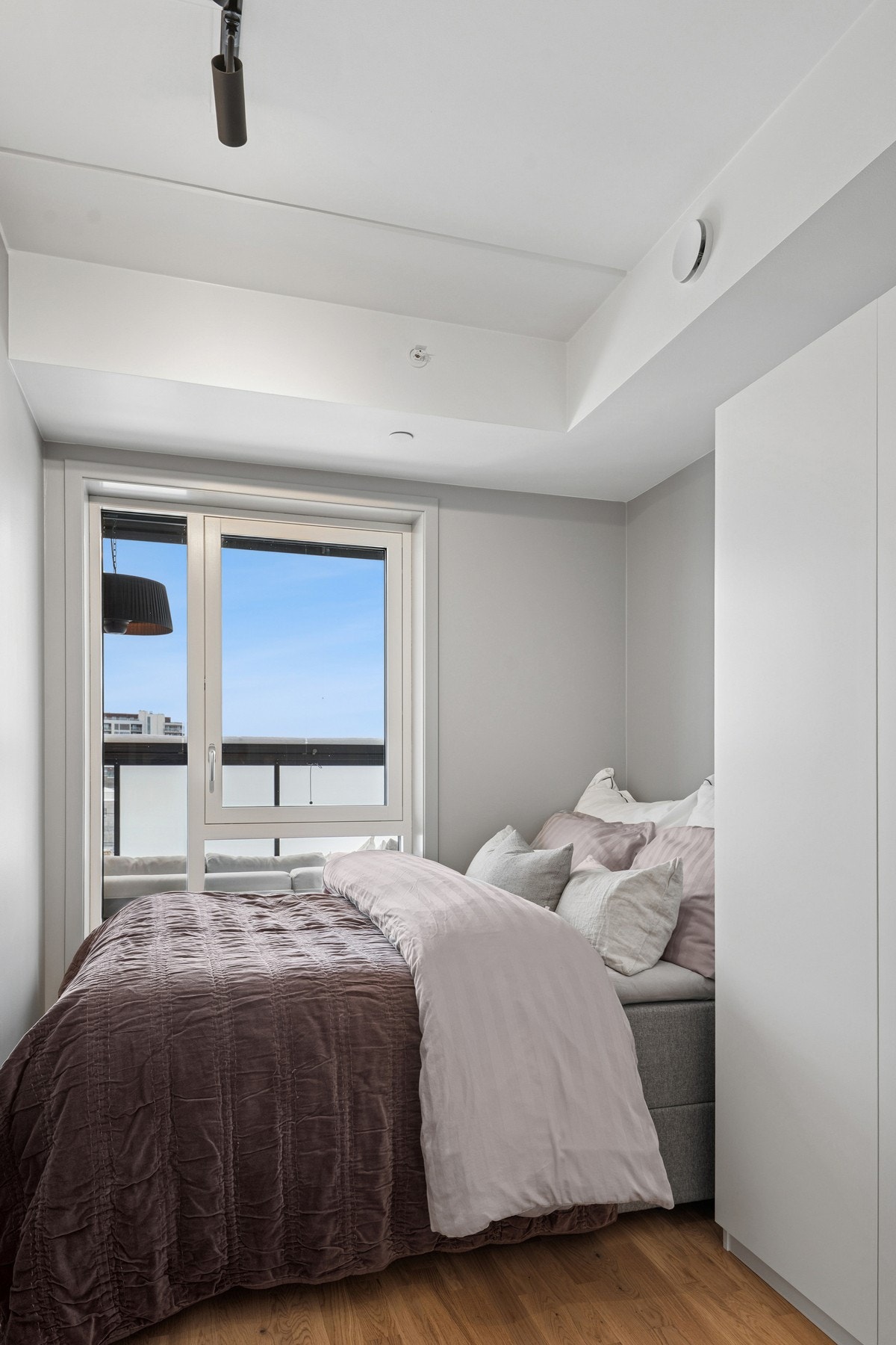 Store vindusflater som slipper inn naturlig lys. Galleribilde