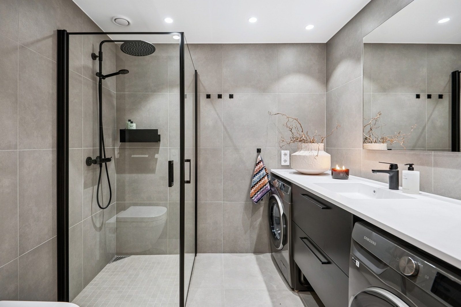 Baderommet er fra byggeår og har mørke delikate fliser med stilrene tilvalg og elektrisk gulvarme. Galleribilde