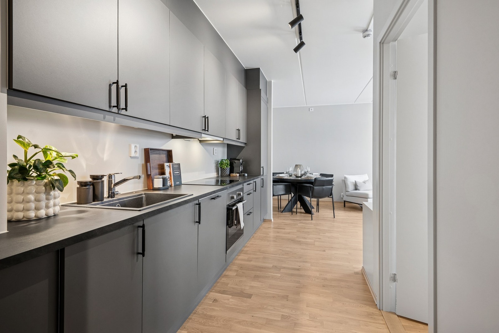 Videre inn i boligen er kjøkkenet med tilvalg som ventilator fra Røroshetta. Finerte fronter i glatt utførelse og laminat
benkeplate. Integrert koketopp, komfyr, oppvaskmaskin og kjøl/frys. Galleribilde