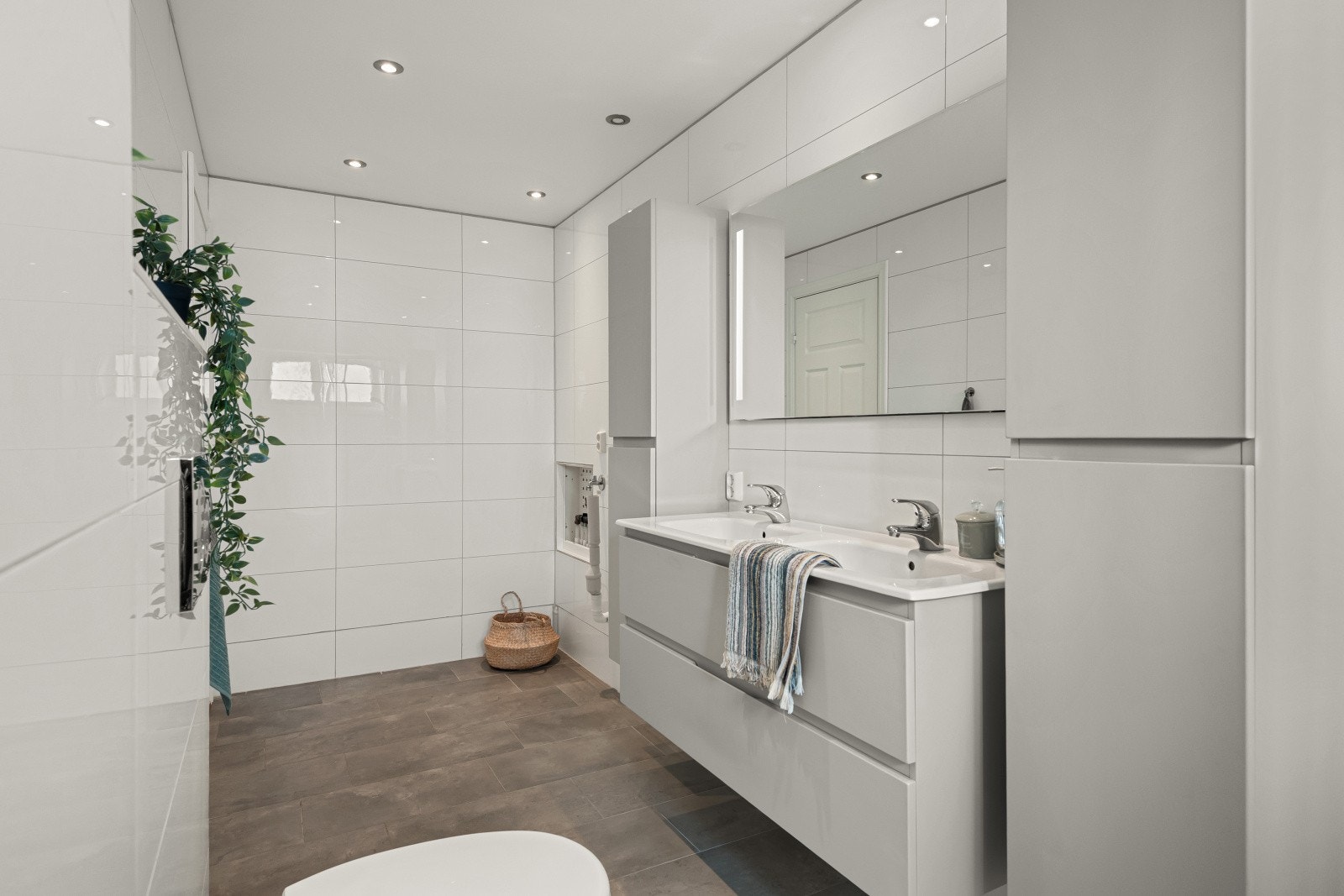 Bad med lys innredning. Galleribilde