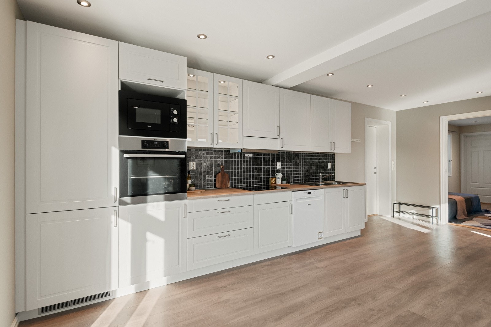 Lyst kjøkken med profilerte fronter. Galleribilde