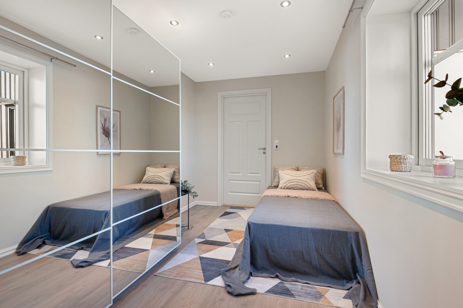 Soverommet har speilgarderobe. Galleribilde