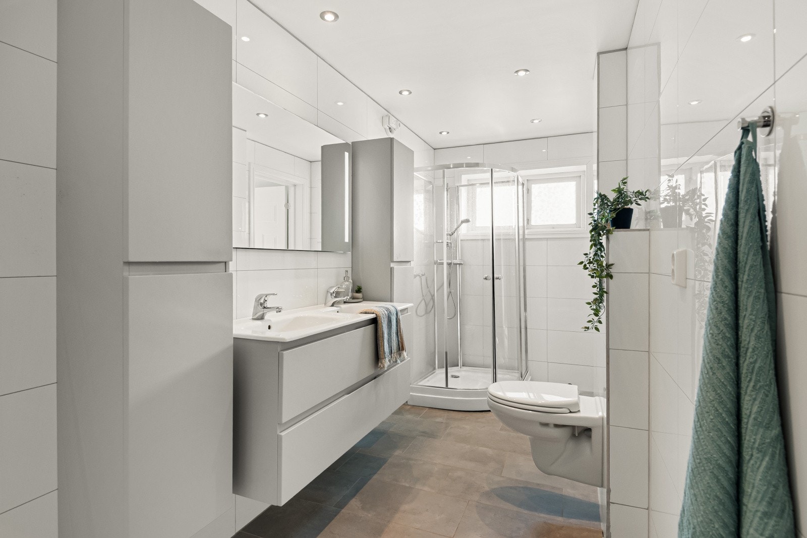 Dusjkabinett på badet. Galleribilde