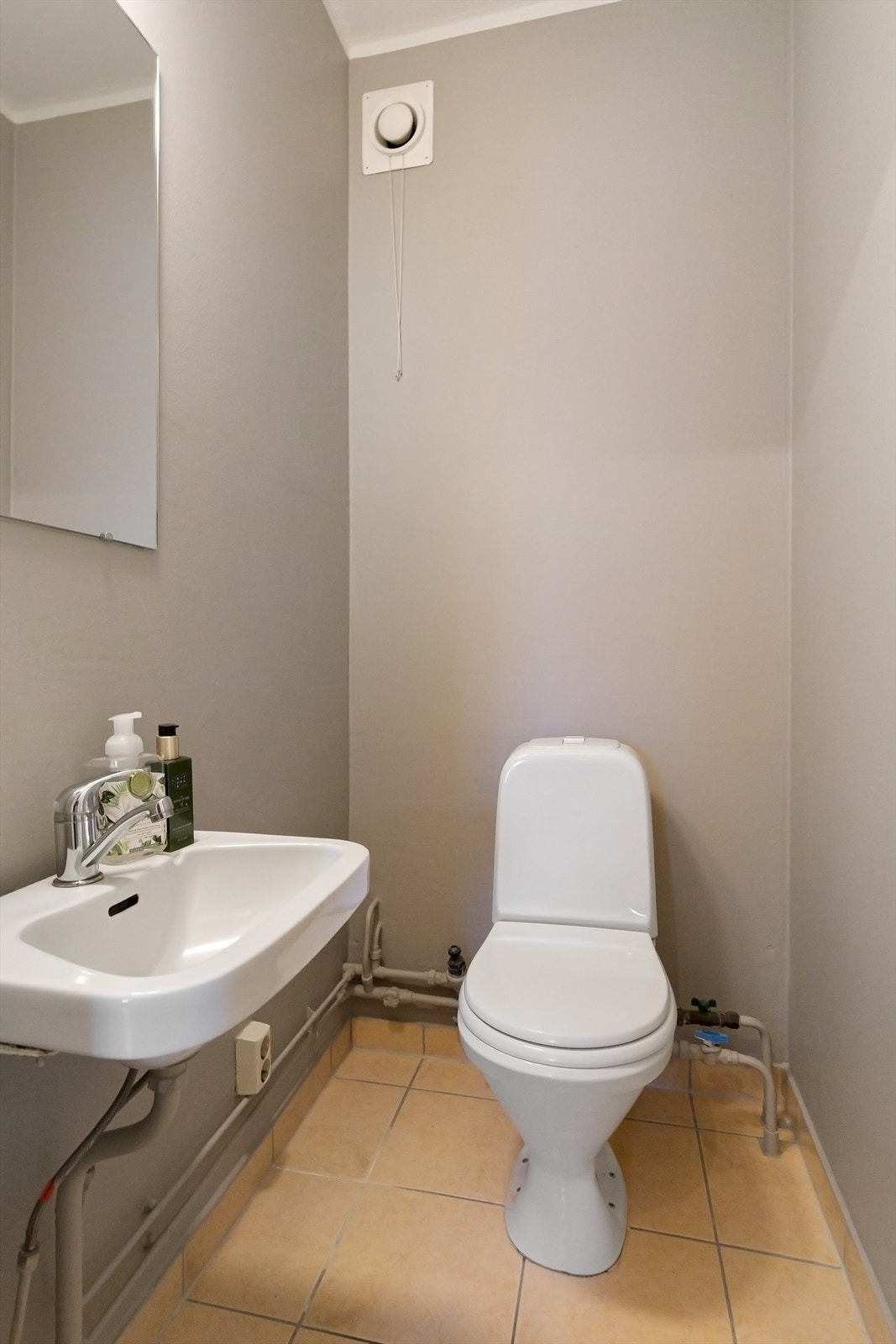 Toalettrom, vegg i vegg med badet. Galleribilde