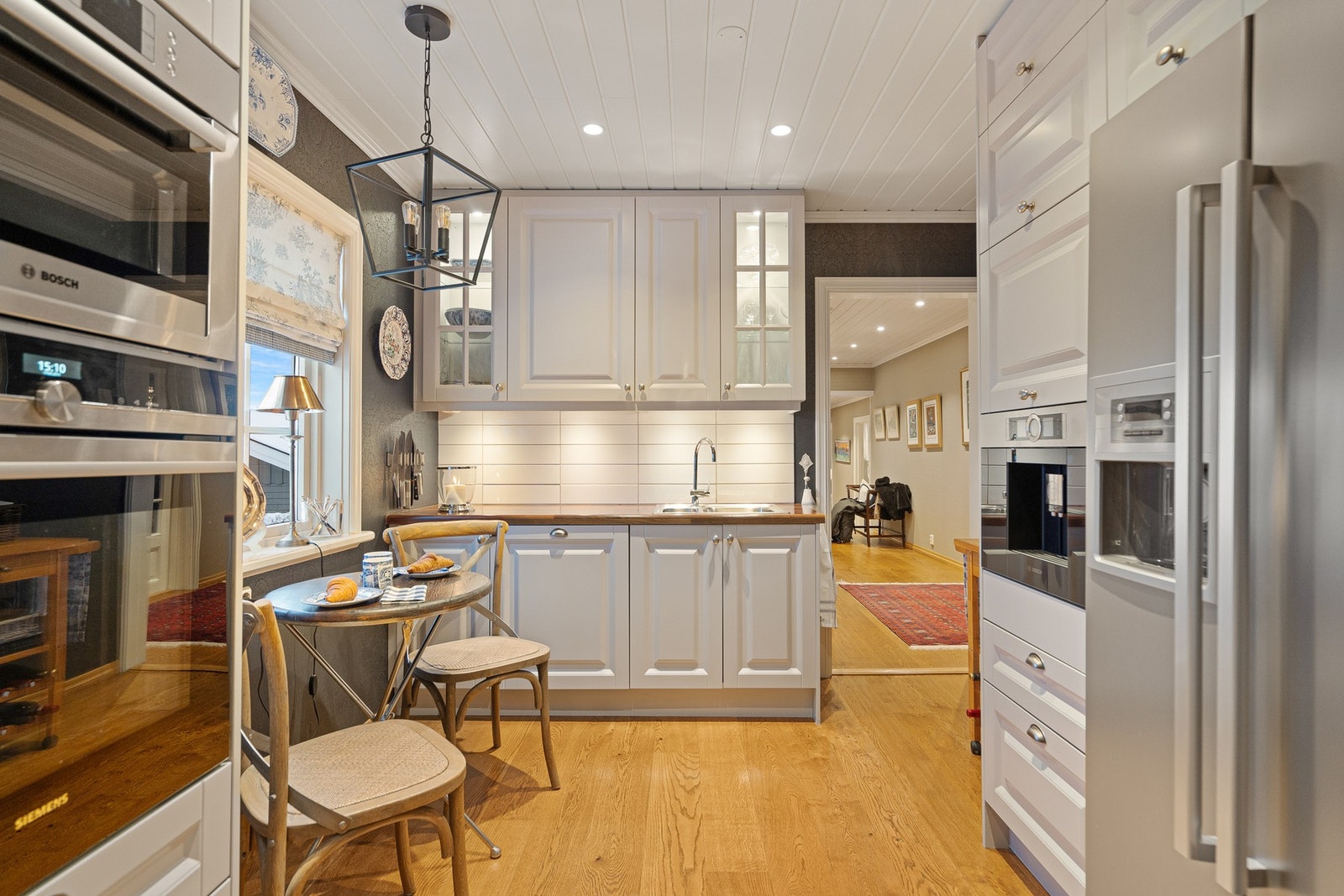 I tillegg er det plass til en koselig spiseplass ved vindu - perfekt for morgenkaffen. Galleribilde