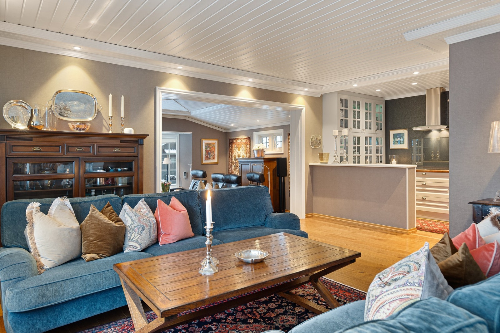 De tapetserte, tidløse overflatene skaper en varm og luftig atmosfære. Galleribilde