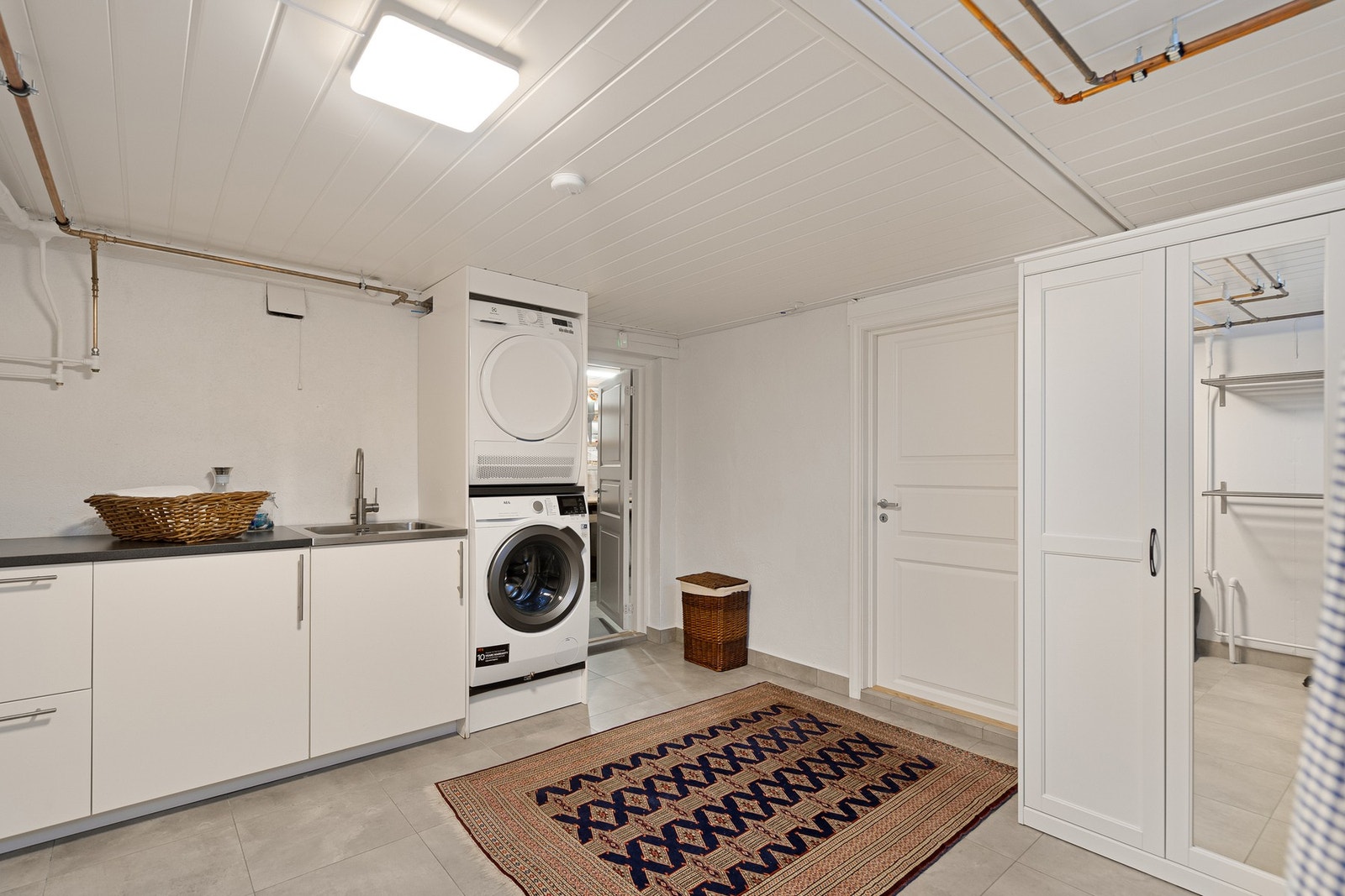 Et funksjonelt rom som gjør hverdagen enkel, med god gulvplass og effektiv utnyttelse av arealet. Galleribilde