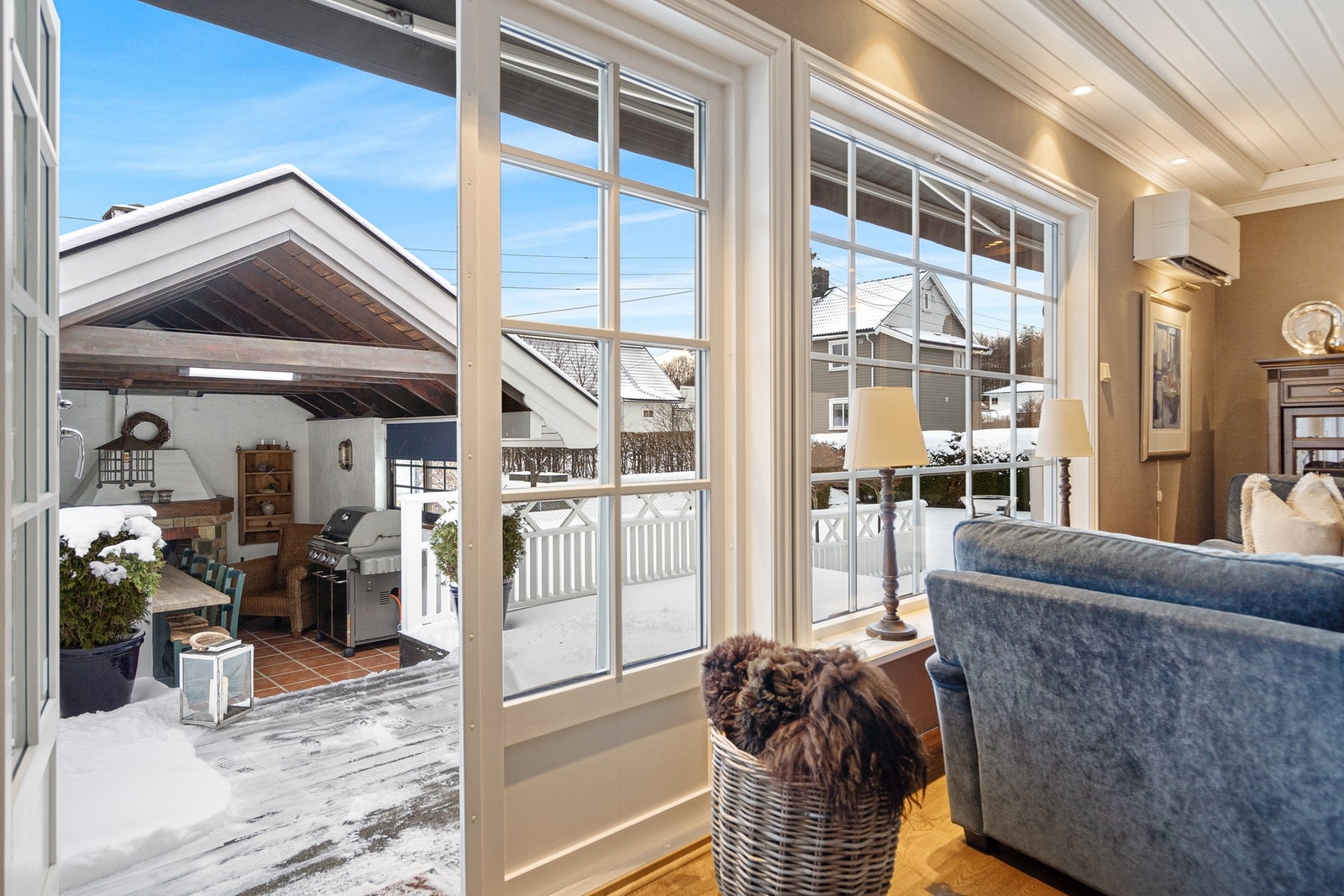 Fra finstuen er det direkte utgang til en solrik terrasse, hage og en flott utestue Galleribilde