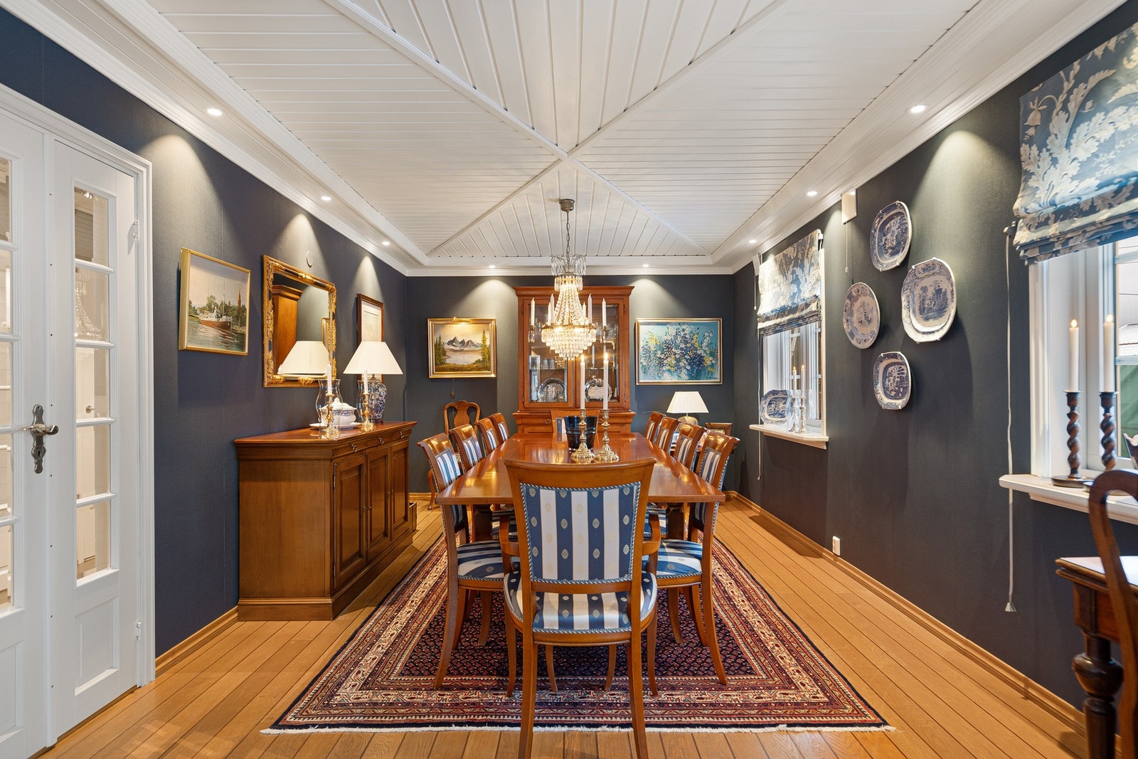 Spisestuen er romslig og elegant, med god plass til et stort spisebord - perfekt for både små og store selskaper. Galleribilde