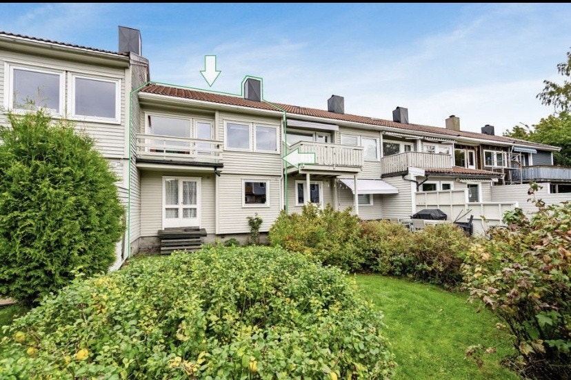 Fasade - balkong 2 etg hører til rekkehuset Galleribilde