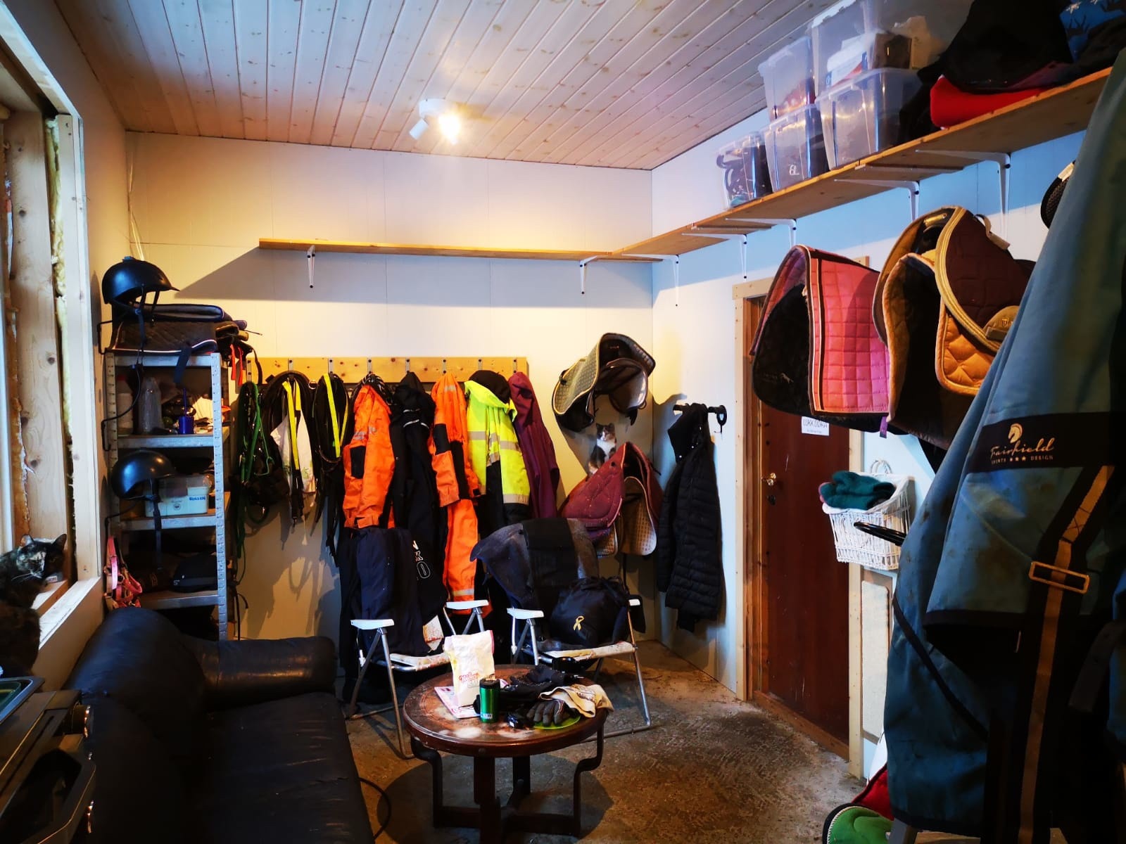 Oppholdsrom/lagerrom med kjøkkenkrok Galleribilde