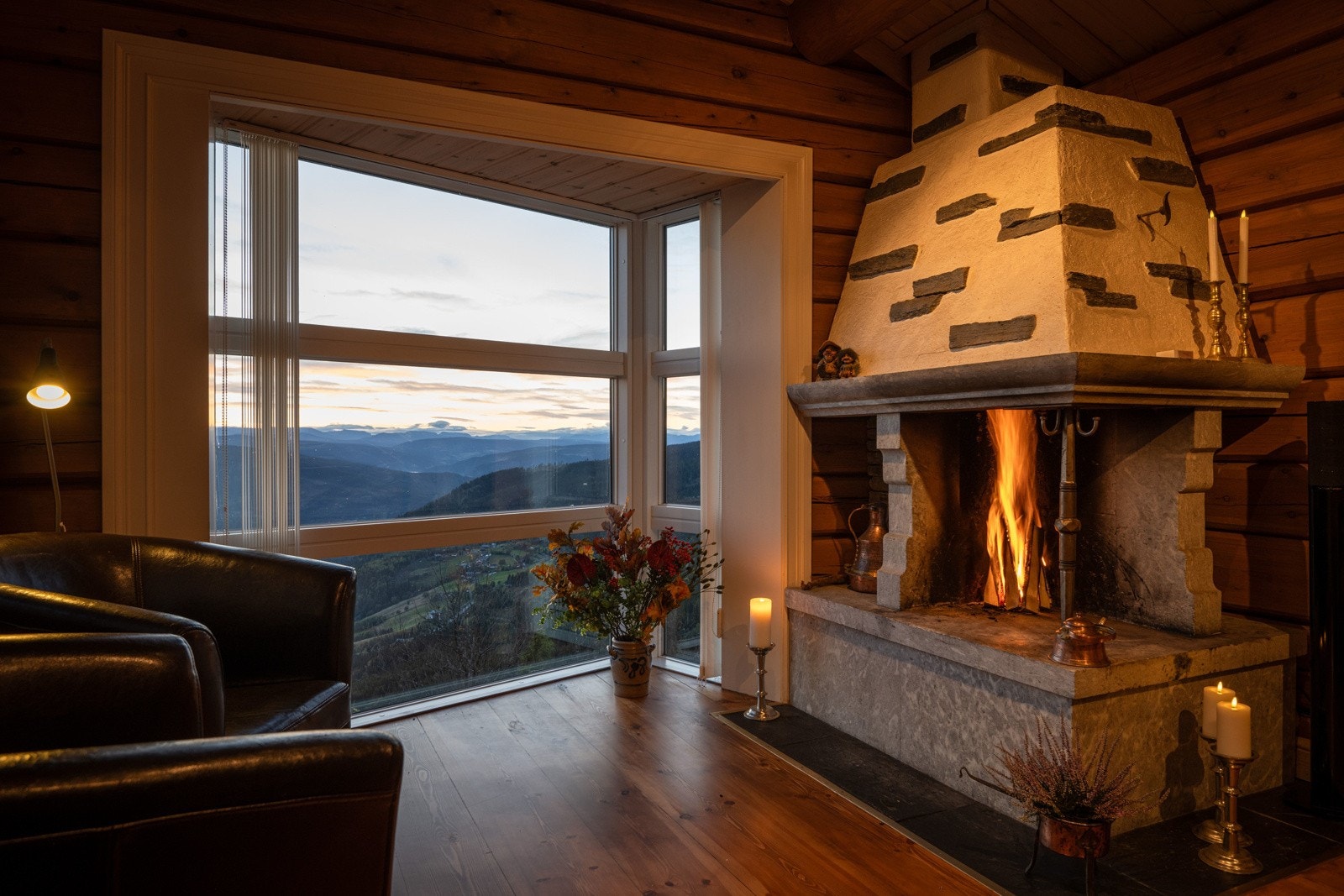 Rom på andre siden av inngangsparti med peis som er det perfekte møterommet eller som møteplassen før middagen serveres Galleribilde