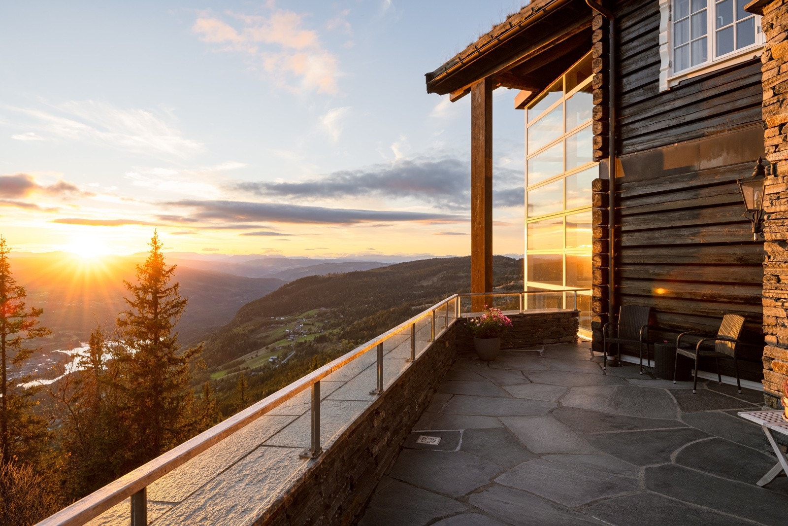 Vakker utsikt mot Aurdalsfjorden og Valdres Golf med majestetiske Jotunheimen og Hemsedalsfjella ruvende i bakgrunnen Galleribilde