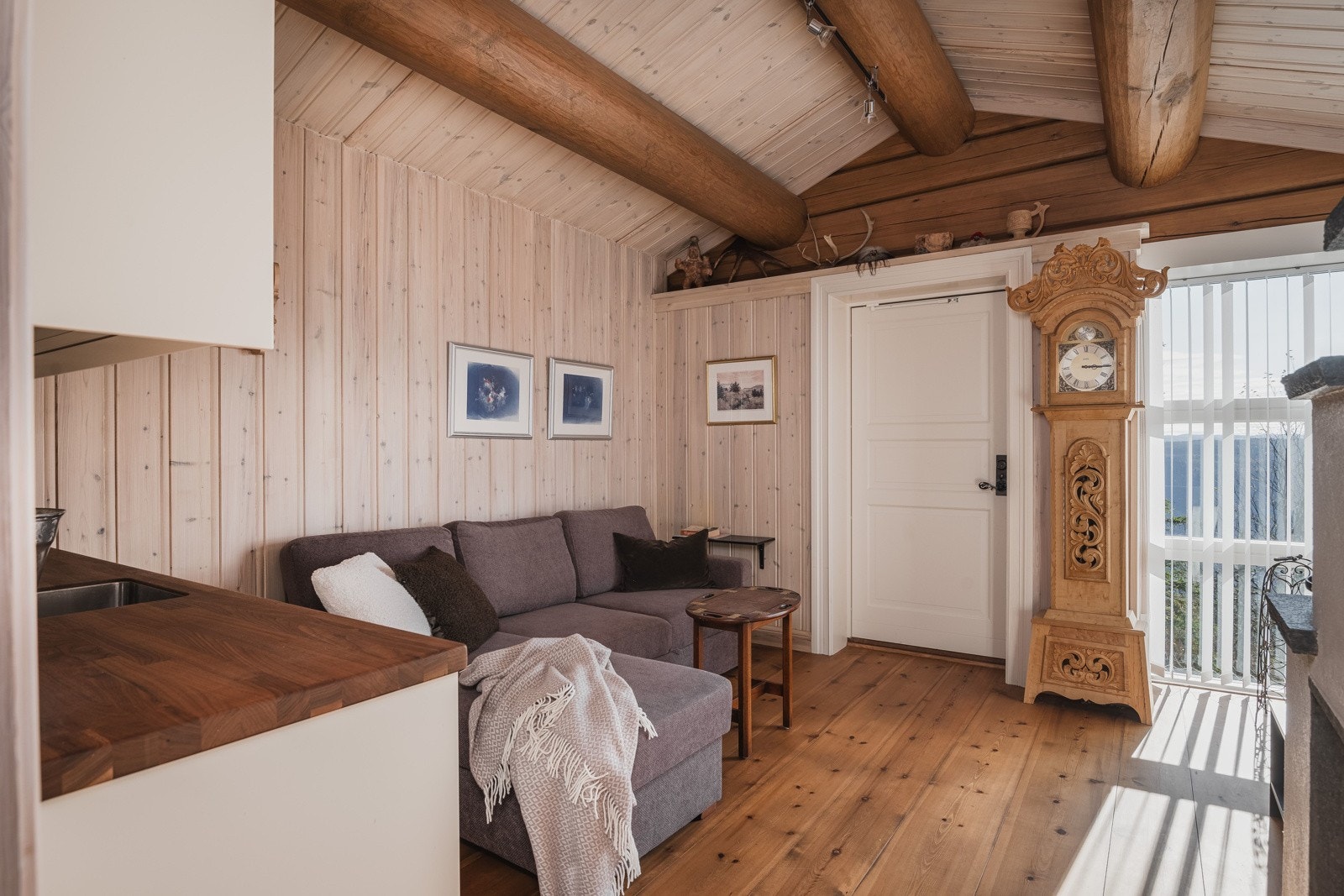 Med egen stue, åpen kjøkkenløsning og adkomst ned trappen til soverom og bad, vil alle ha sitt eget sted å trekke seg tilbake til Galleribilde