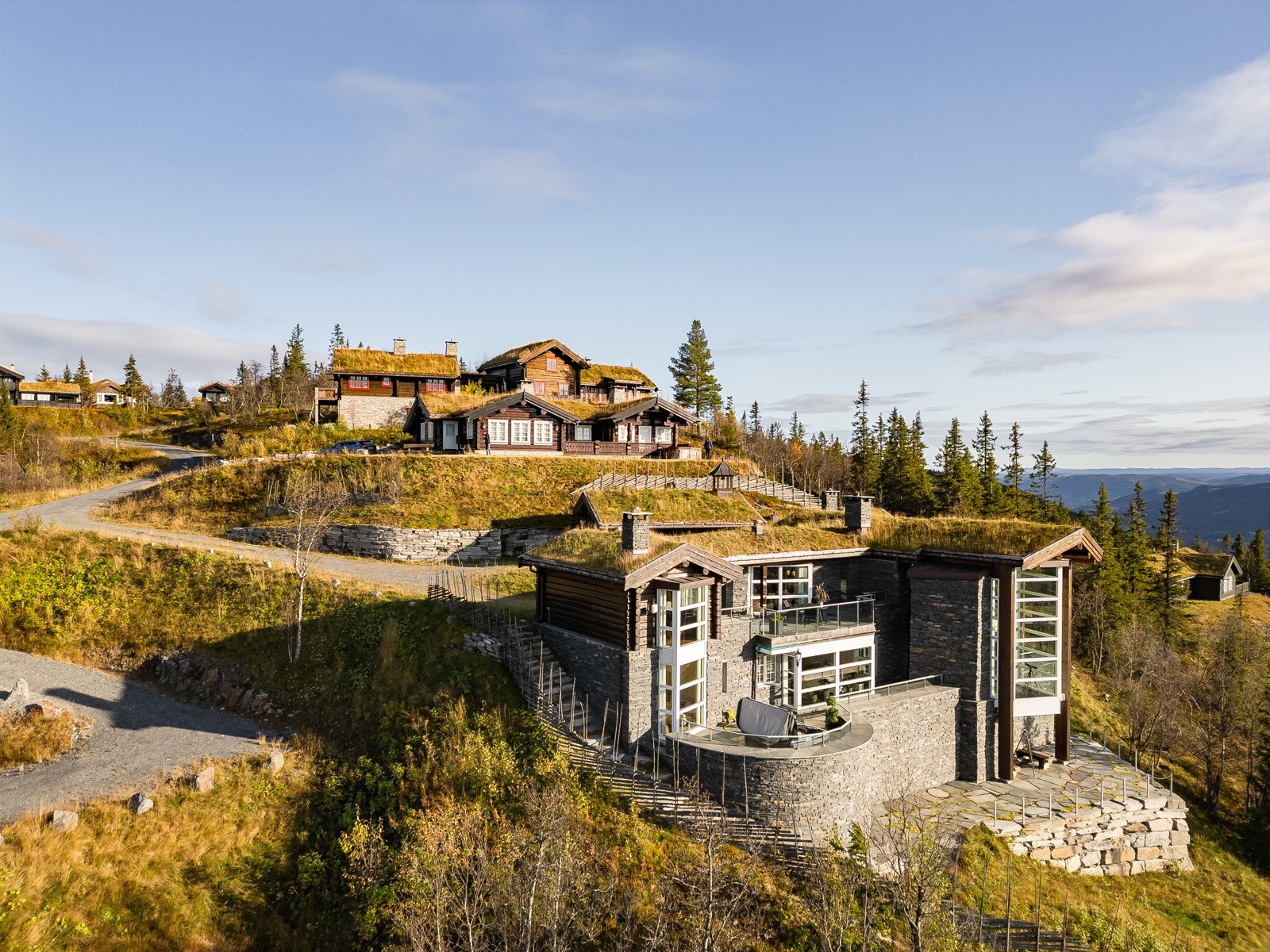 Hver detalj er nøye utformet for å skape en atmosfære av luksus og komfort, og gjøre dette til din ultimate drømmehytte Galleribilde