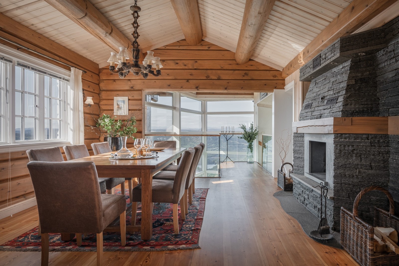 God plass til langbord i spisestuen - den vakre utsikten speiler seg inn i rommet. Galleribilde