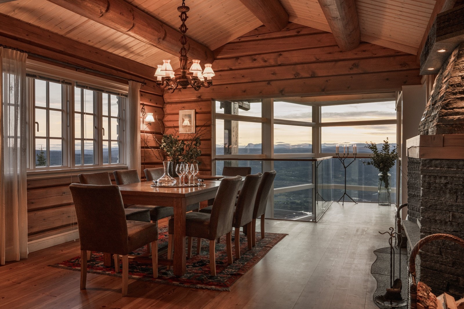 Spisestuen byr på romslige vindusflater og en sjarmerende gruepeis som skaper en lun atmosfære for hyggelige måltider med familie og venner Galleribilde