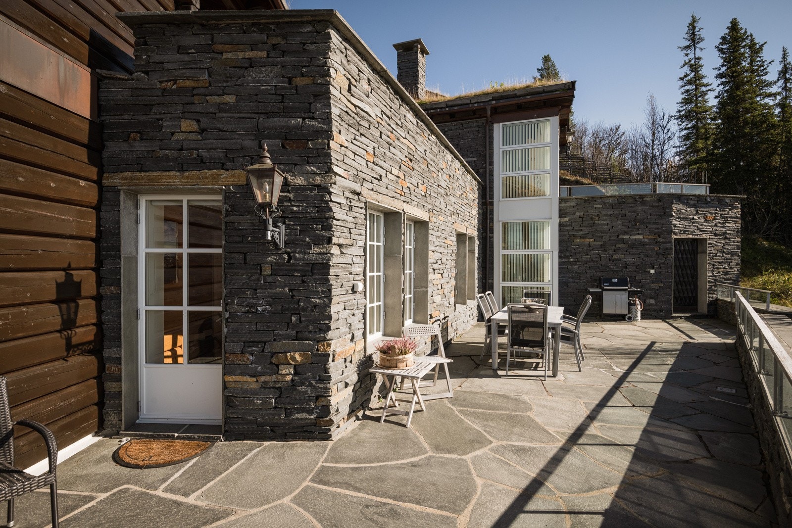 Hver detalj er nøye utformet for å skape en atmosfære av luksus og komfort, og gjøre dette til din ultimate drømmehytte Galleribilde