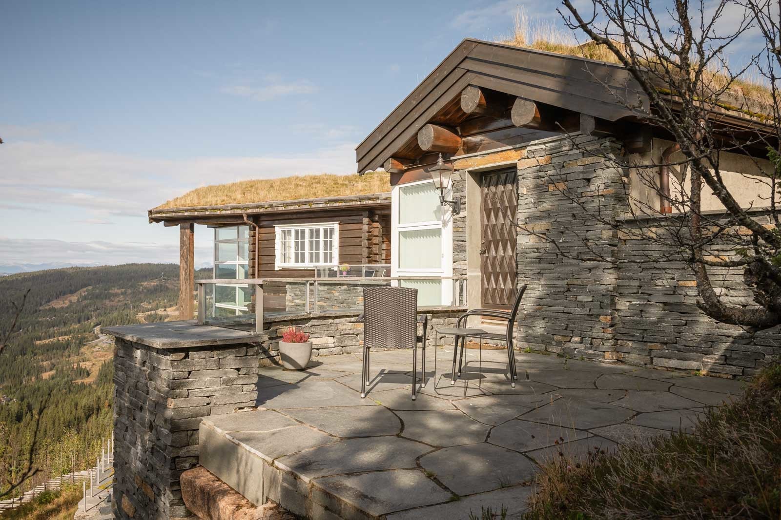 Denne sjeldne perlen av en hytte byr på detaljerte fasader og gjennomtenkte løsninger, fordelt over to plan Galleribilde