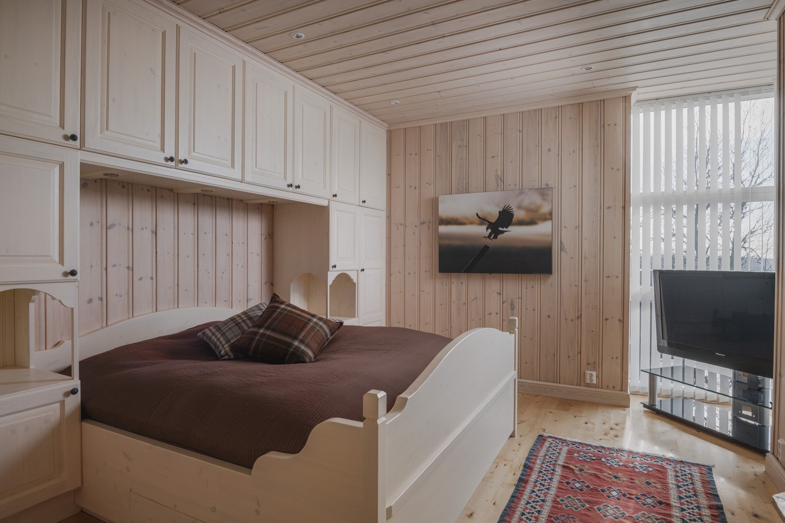 Det er og flere elegante soverom i underetasjen Galleribilde