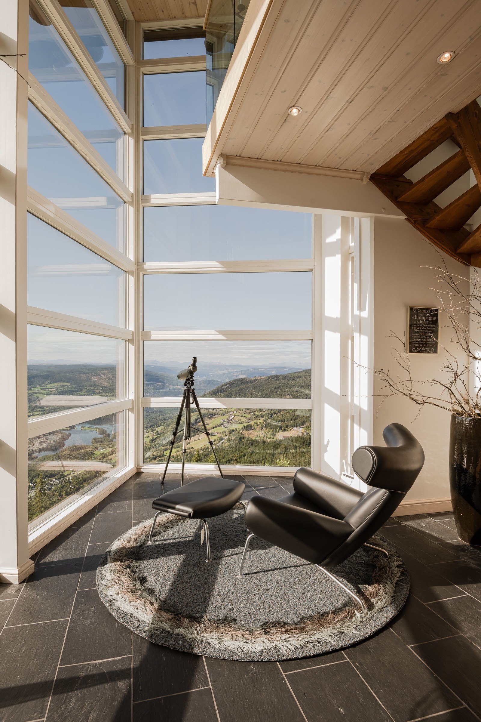 Her kan man sette seg ned og speide utover fjellheimen Galleribilde